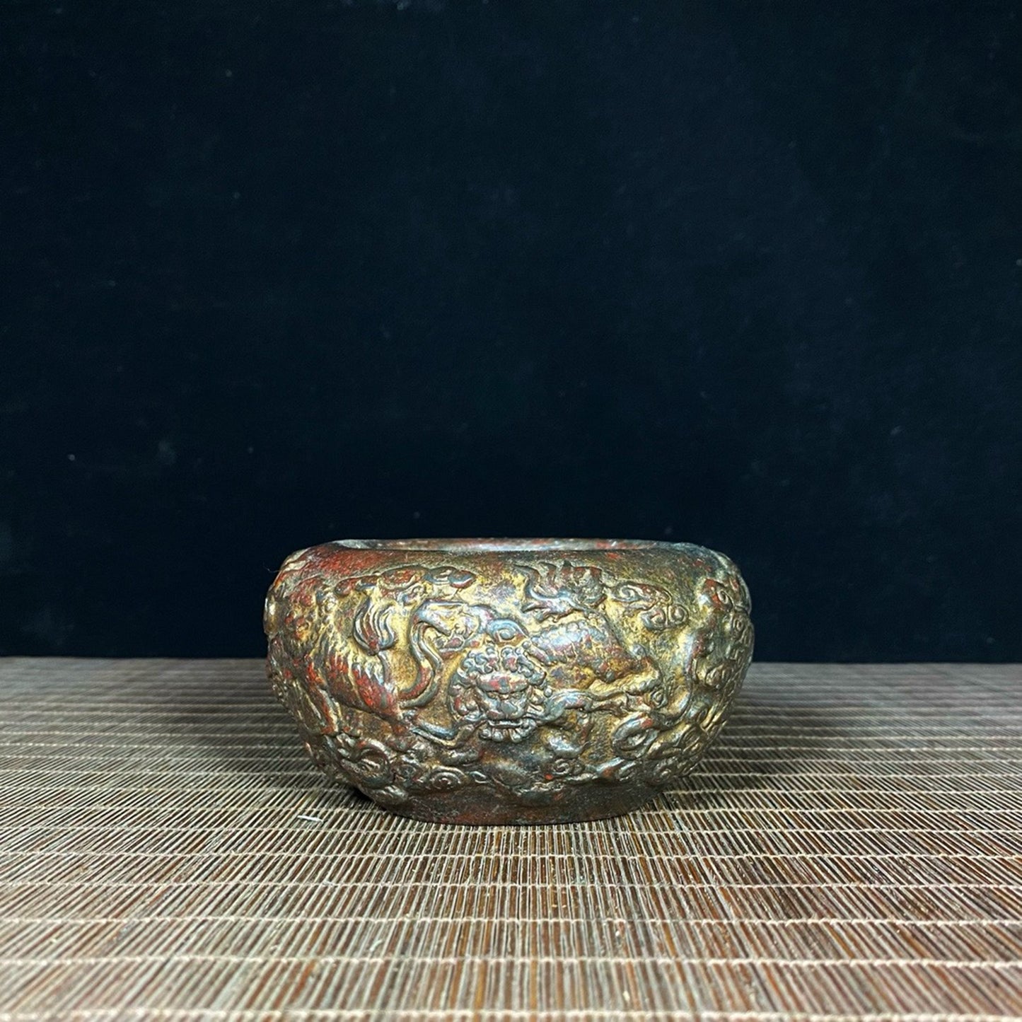 Old copper tire mud gold relief lion auspicious cloud incense burner pen wash
