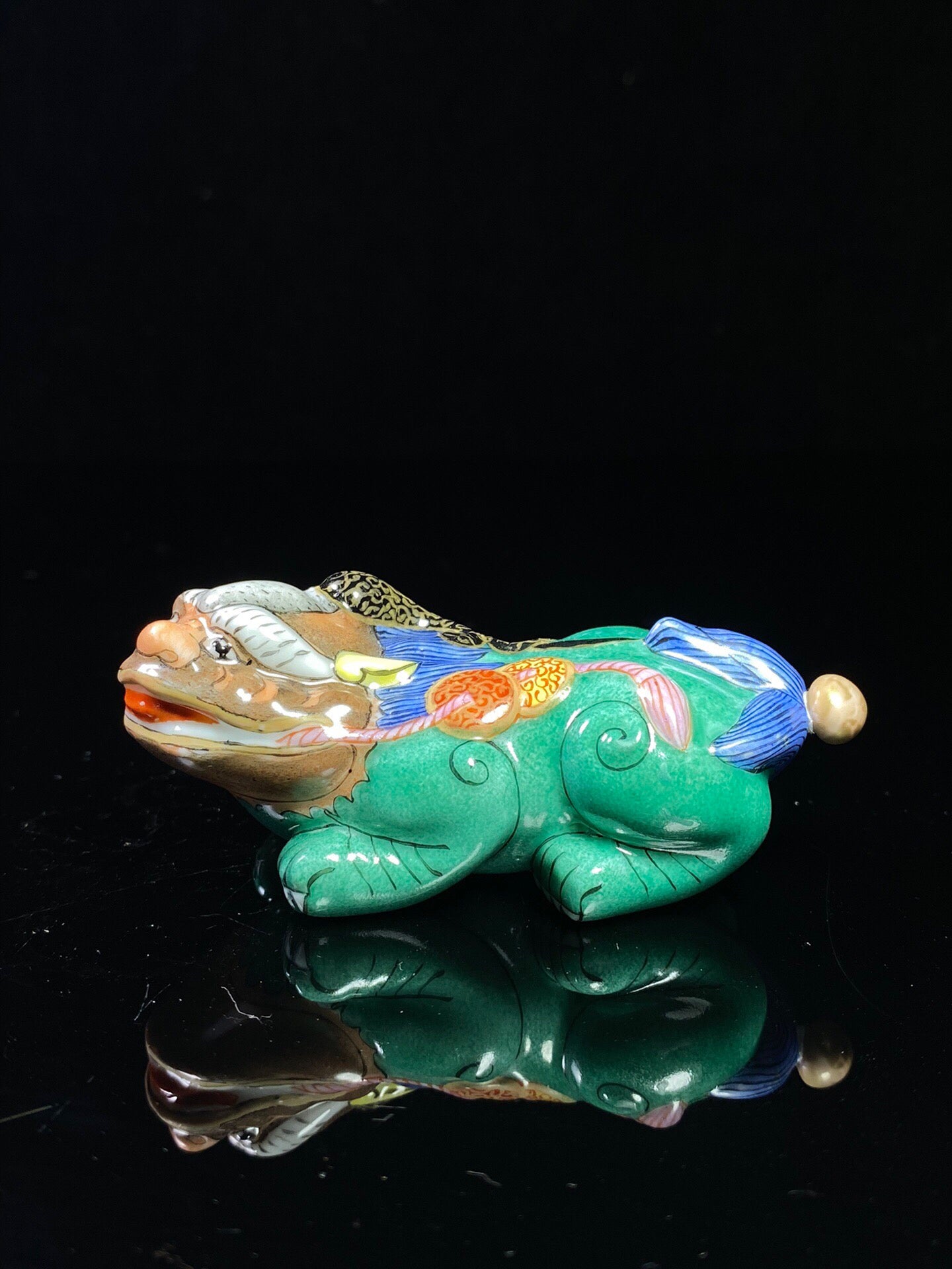 Chinese antique porcelain body painting enamel colored Pixiu shaped snuff bottle
