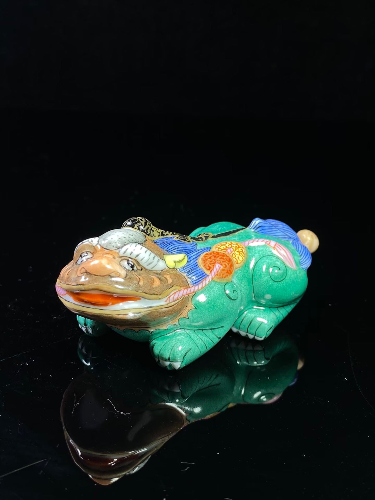 Chinese antique porcelain body painting enamel colored Pixiu shaped snuff bottle