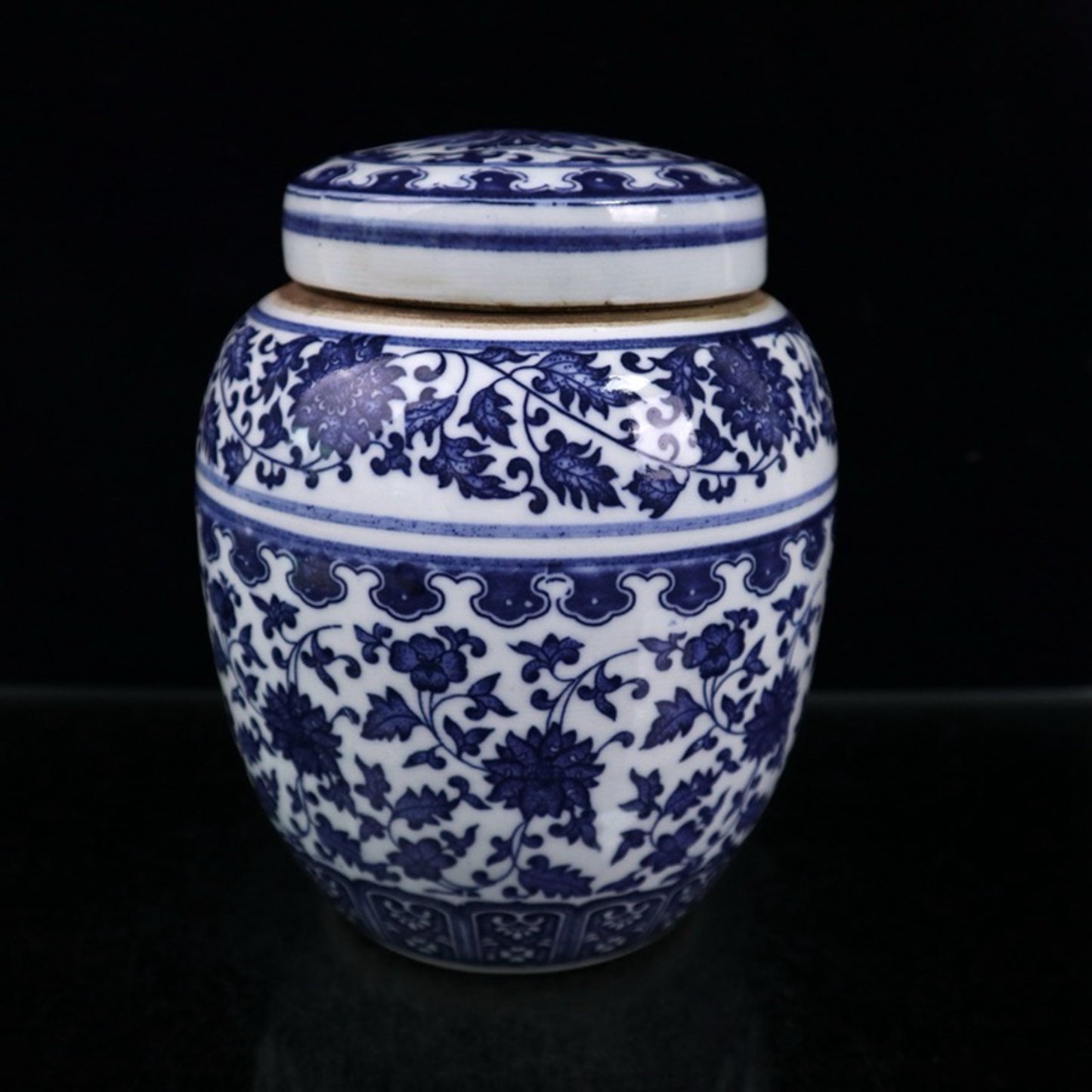 Ceramic blue and white entangled branch lotus patterned lid jar