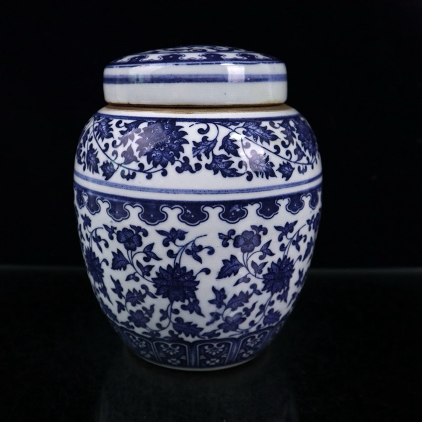 Ceramic blue and white entangled branch lotus patterned lid jar
