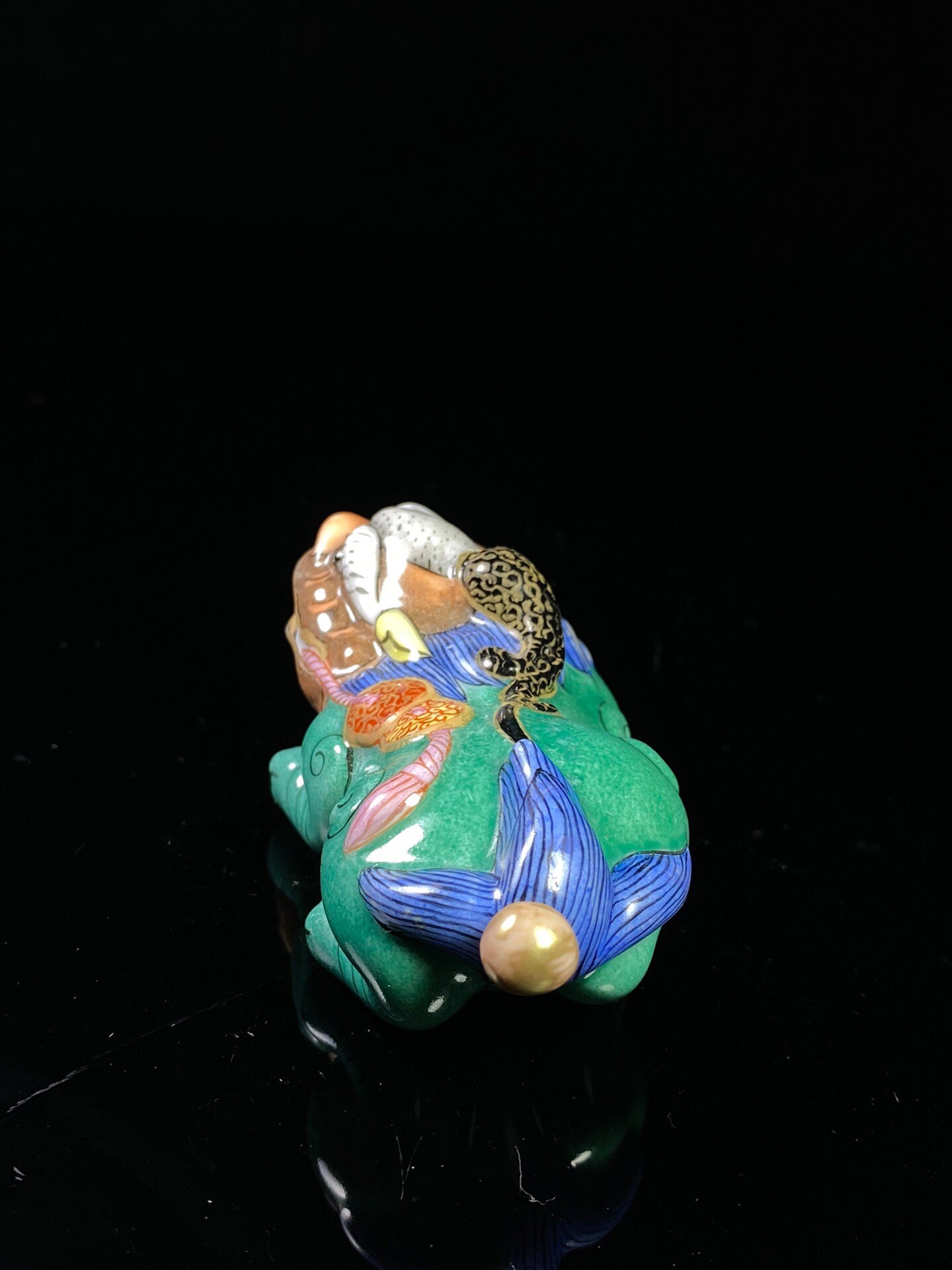 Chinese antique porcelain body painting enamel colored Pixiu shaped snuff bottle