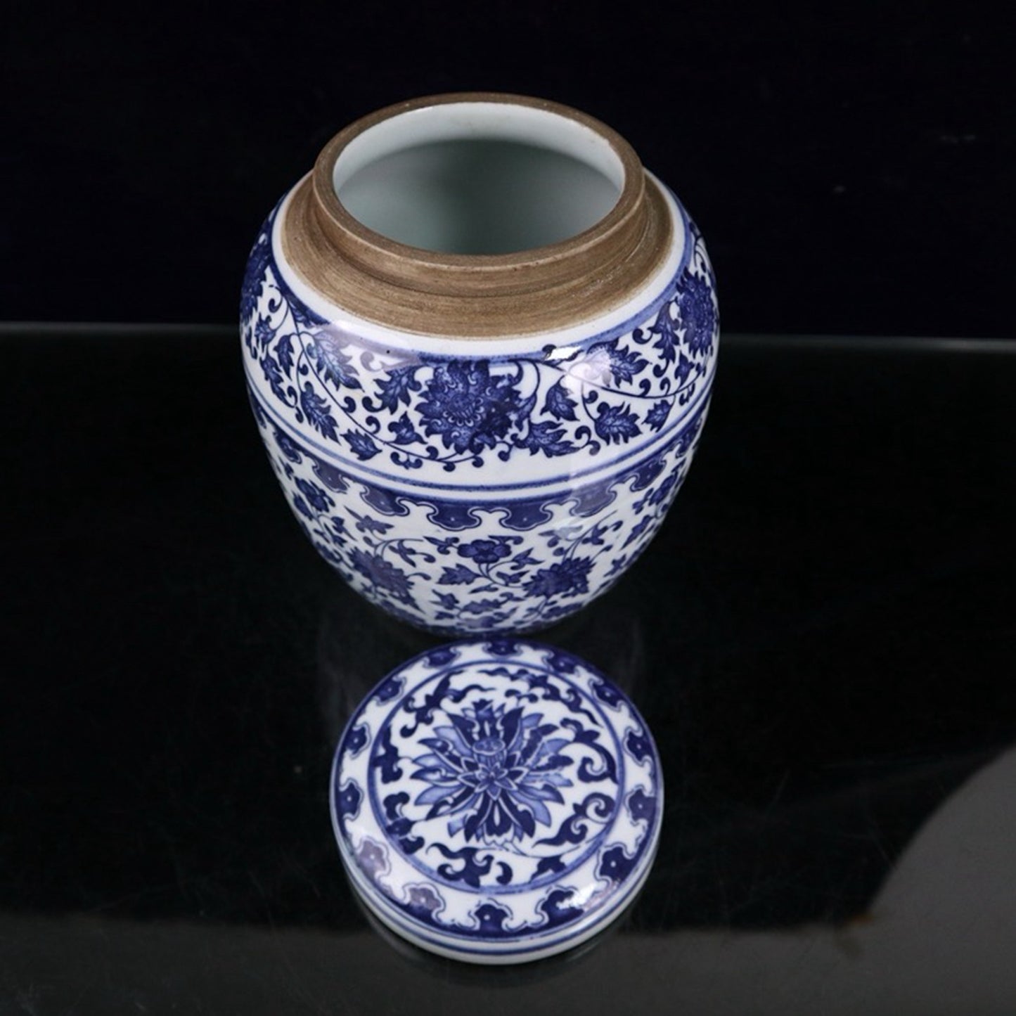 Ceramic blue and white entangled branch lotus patterned lid jar