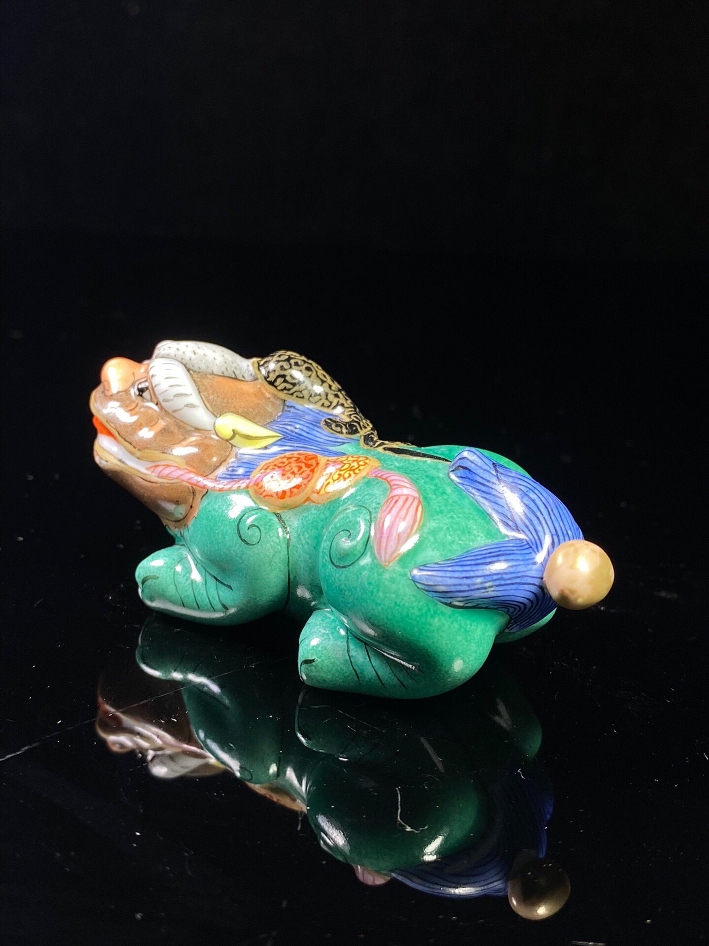 Chinese antique porcelain body painting enamel colored Pixiu shaped snuff bottle