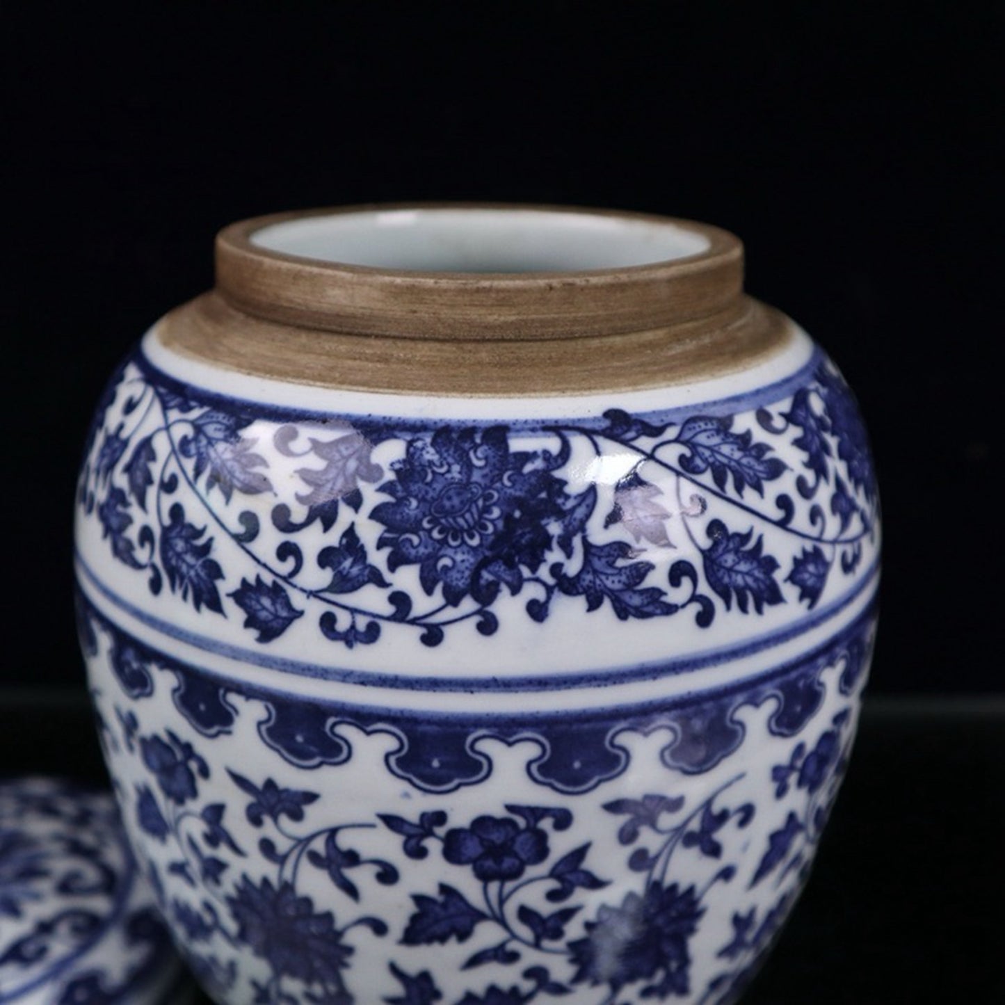 Ceramic blue and white entangled branch lotus patterned lid jar