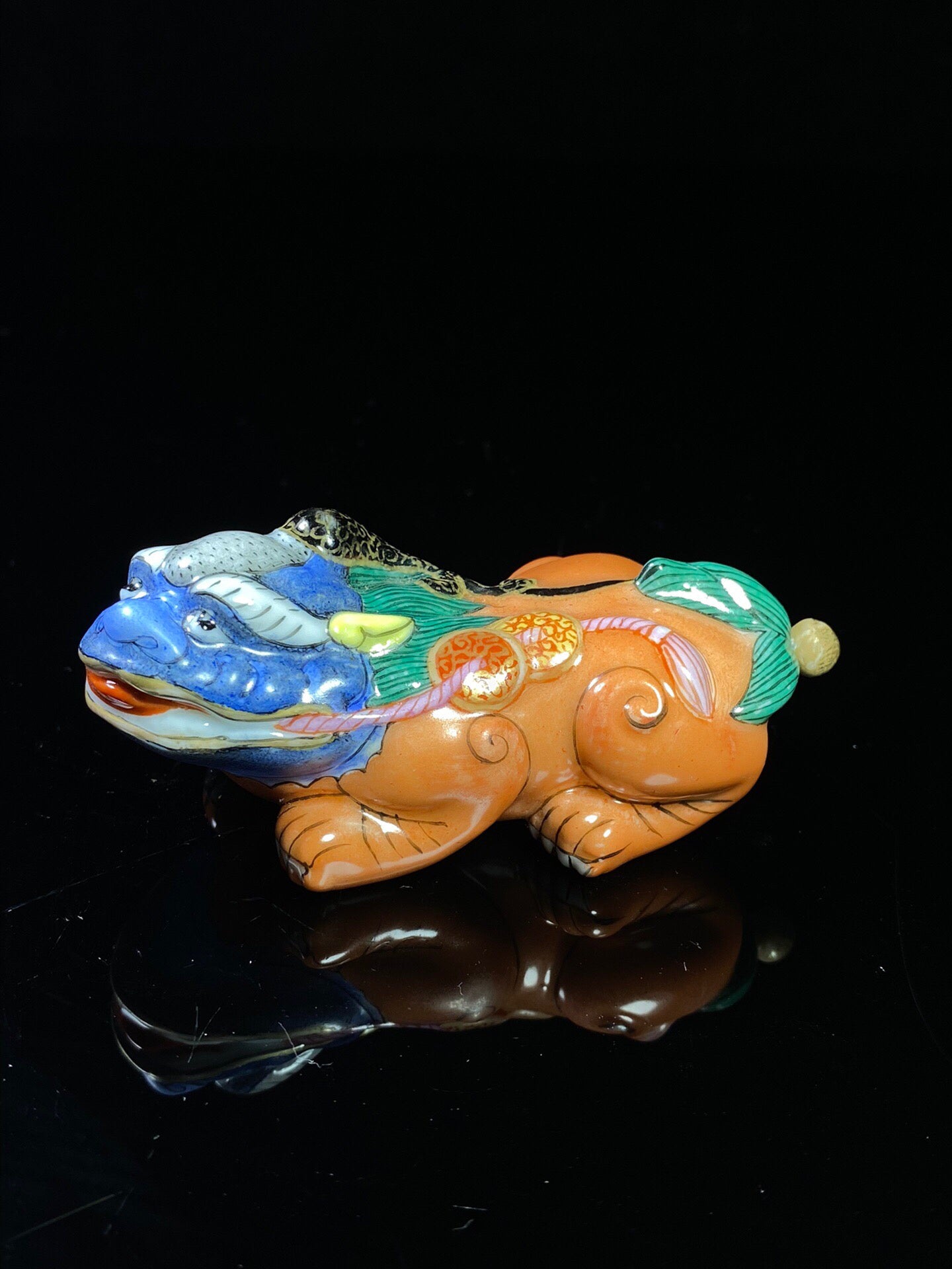 Chinese antique porcelain body painting enamel colored Pixiu shaped snuff bottle
