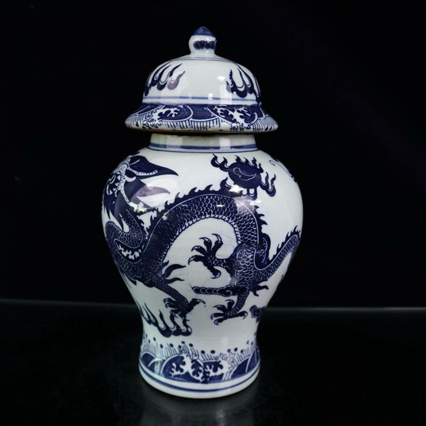 Ceramic blue and white dragon patterned general jar