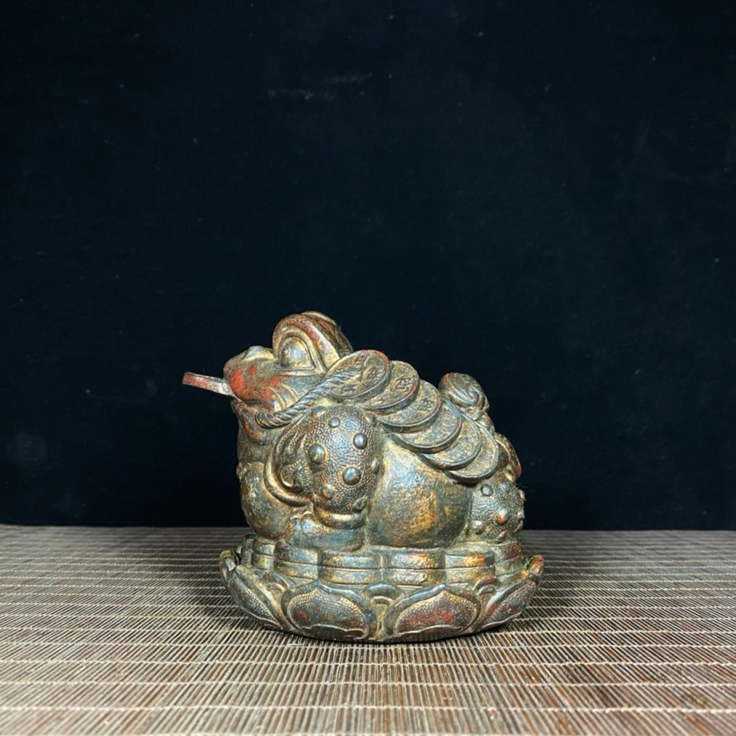 Old copper tire mud gold lotus seat golden toad