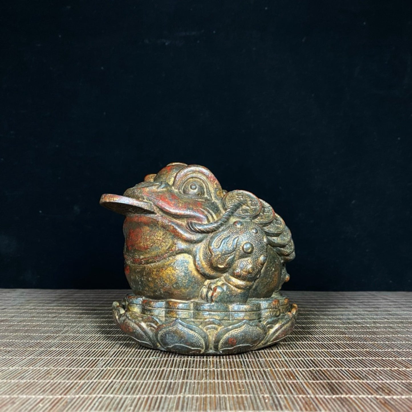 Old copper tire mud gold lotus seat golden toad
