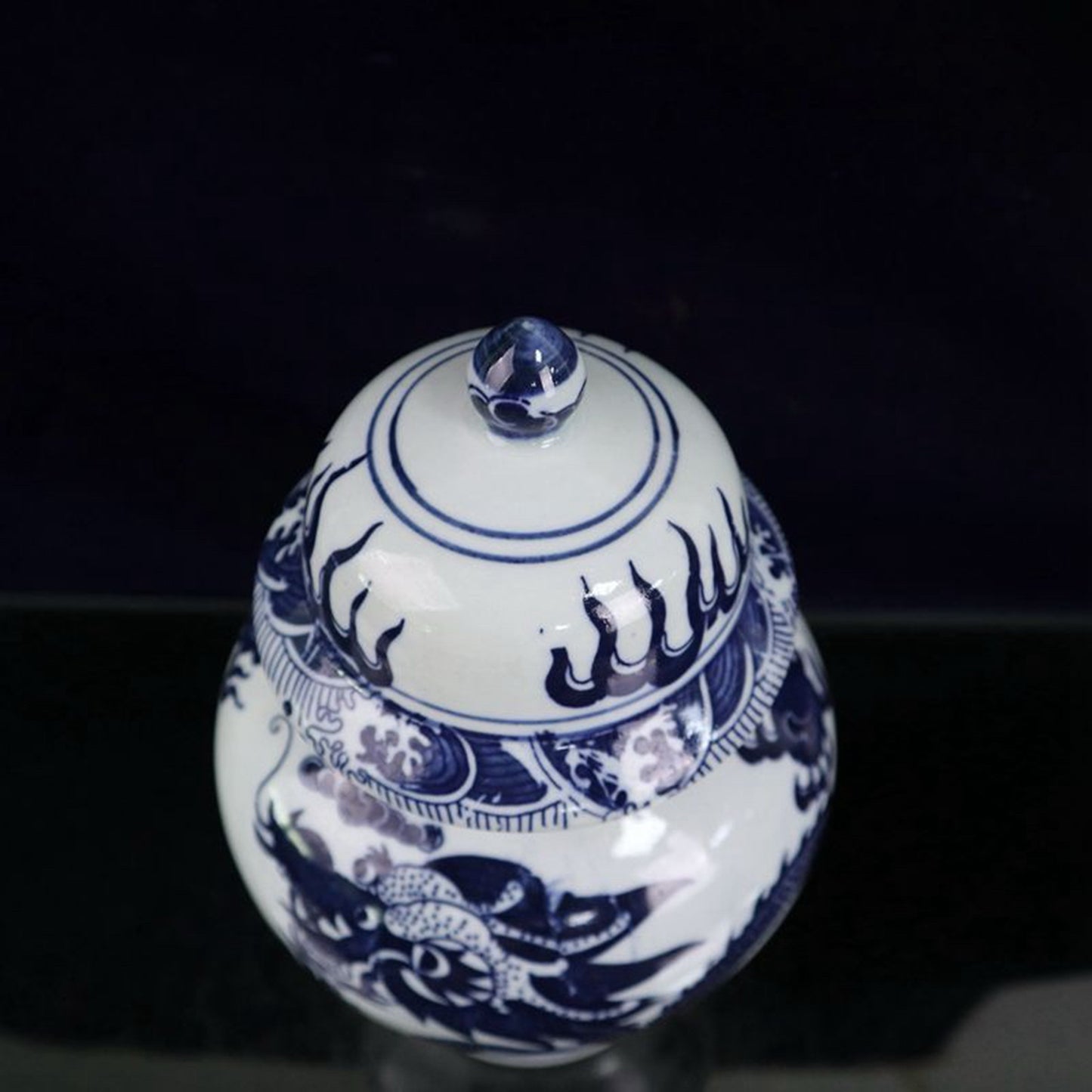 Ceramic blue and white dragon patterned general jar