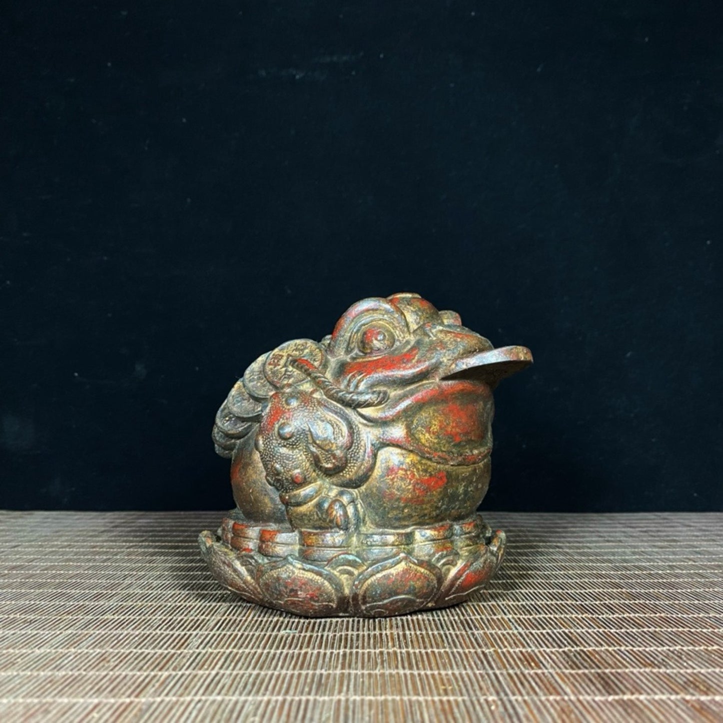 Old copper tire mud gold lotus seat golden toad