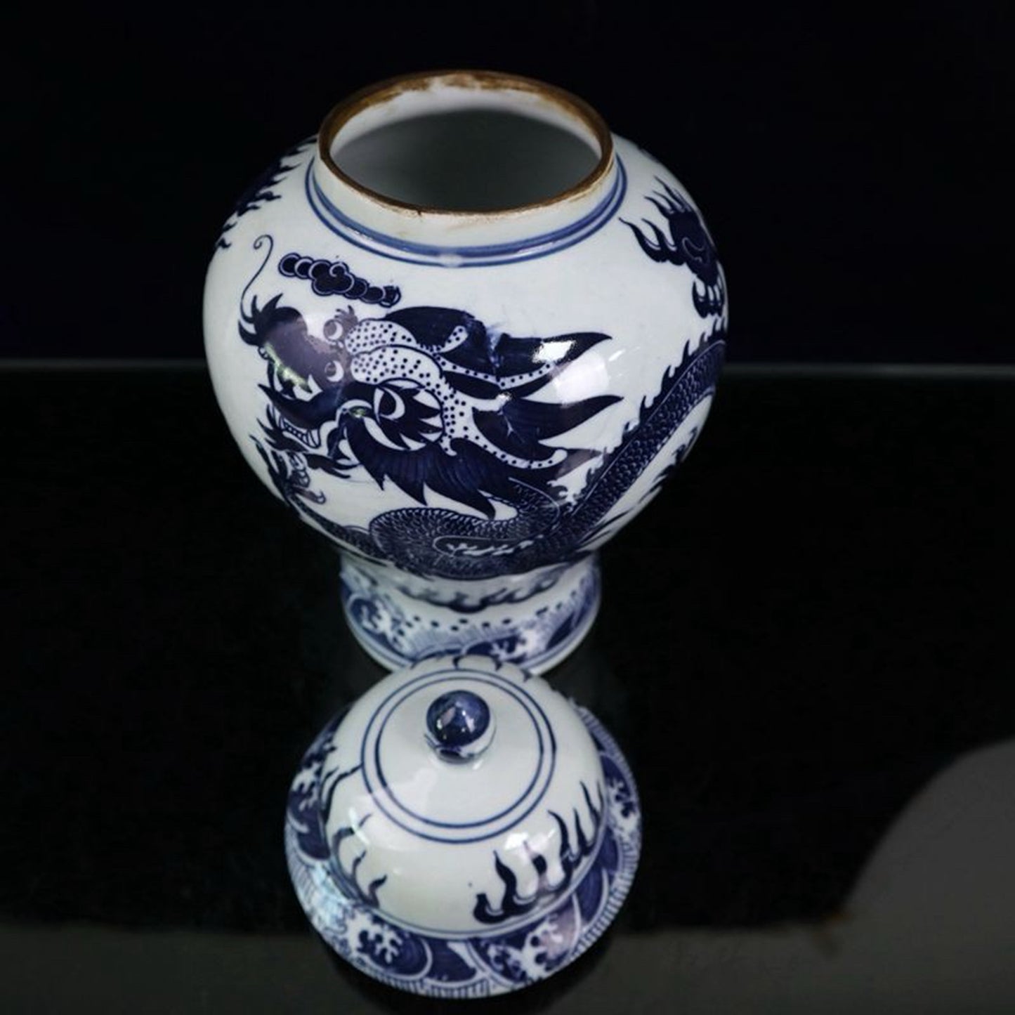 Ceramic blue and white dragon patterned general jar