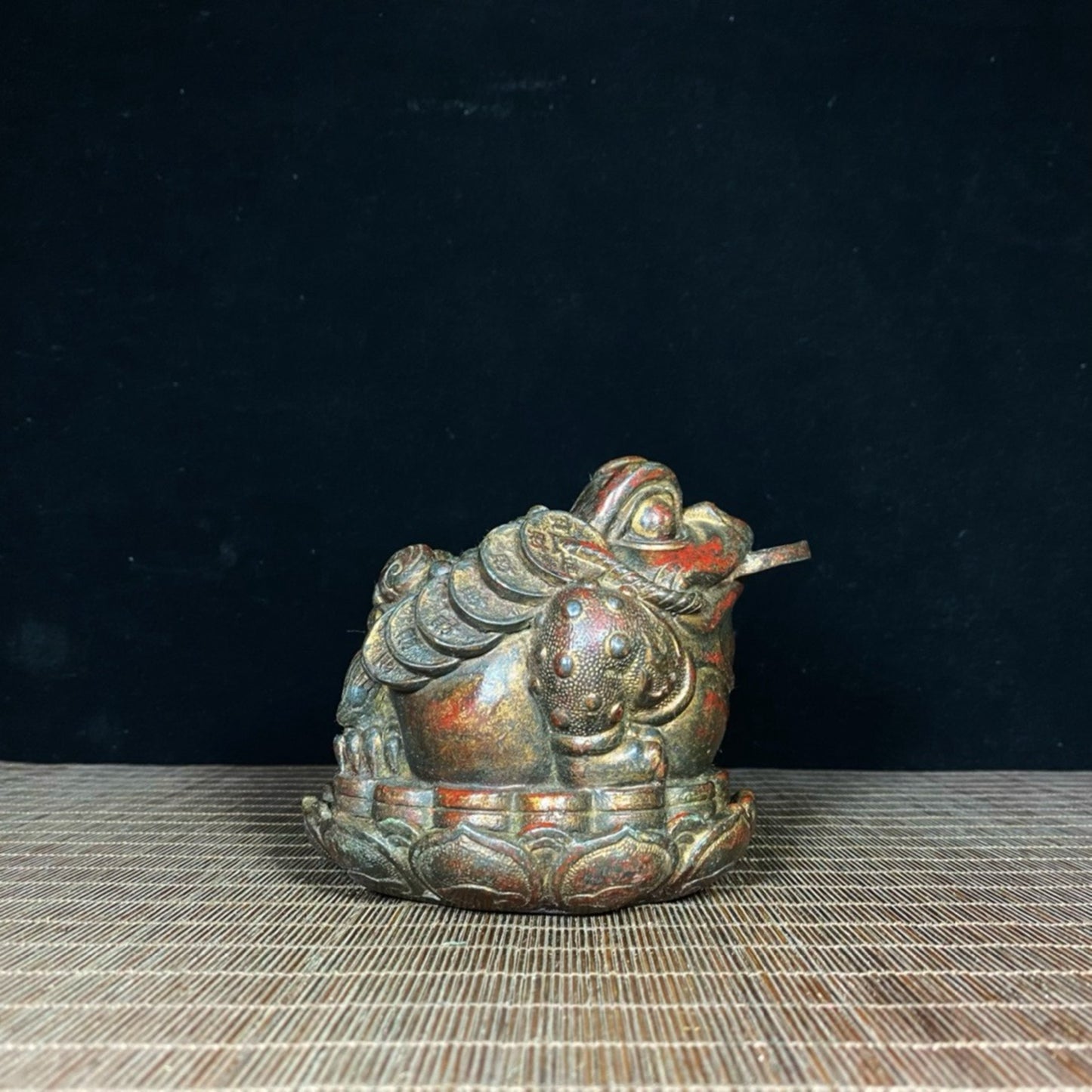 Old copper tire mud gold lotus seat golden toad