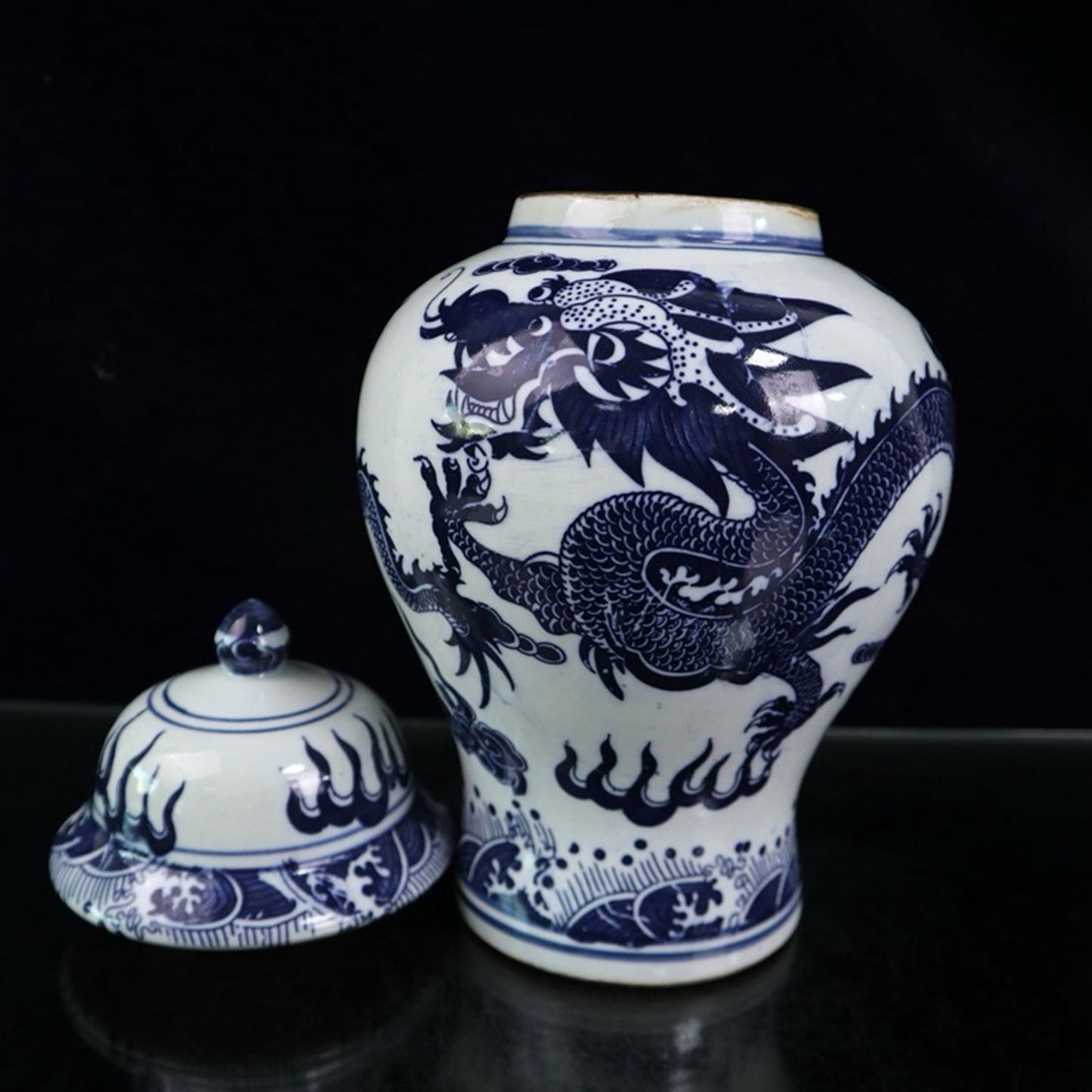 Ceramic blue and white dragon patterned general jar