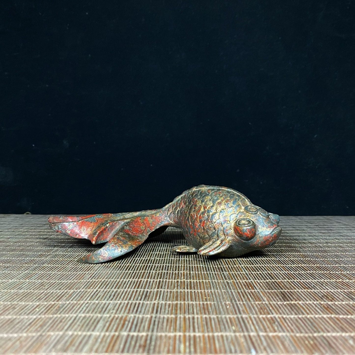 Old copper tire mud goldfish