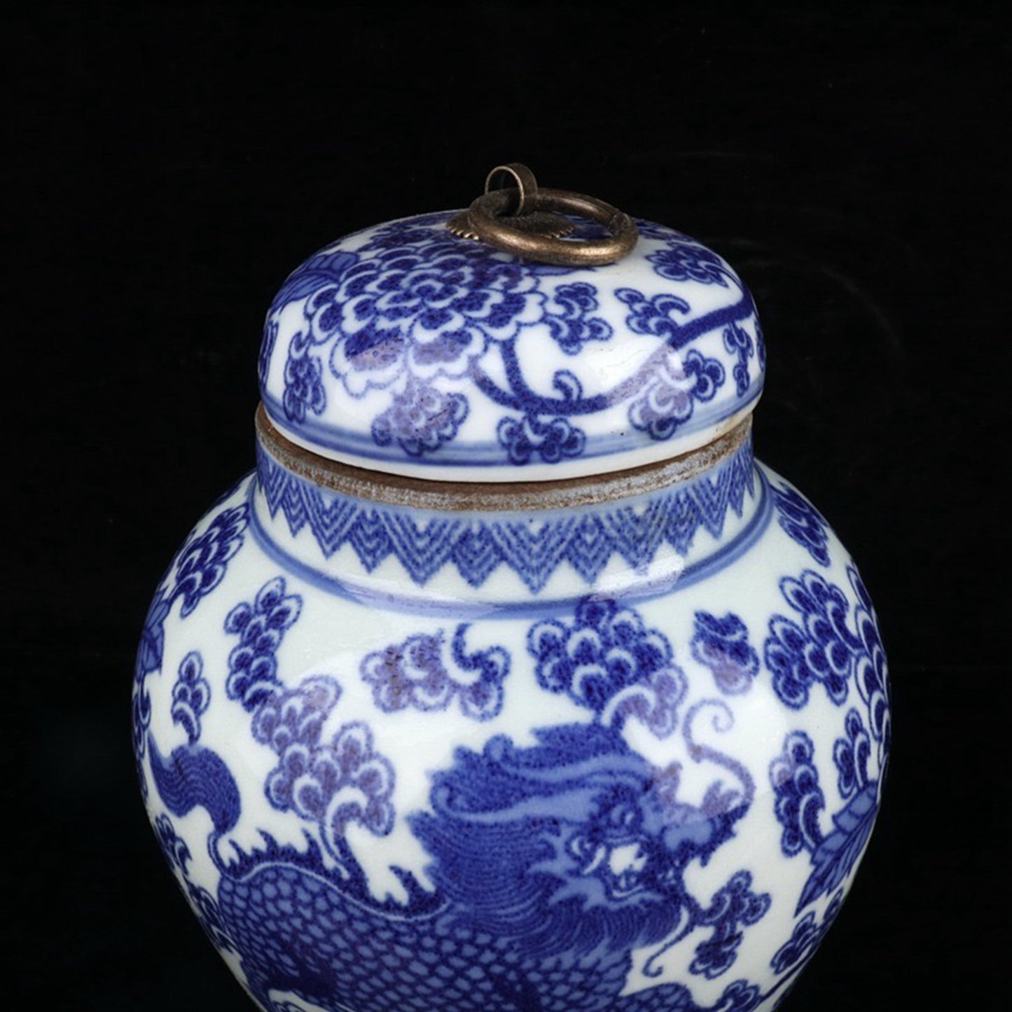 Ceramic blue and white Kirin patterned lid jar