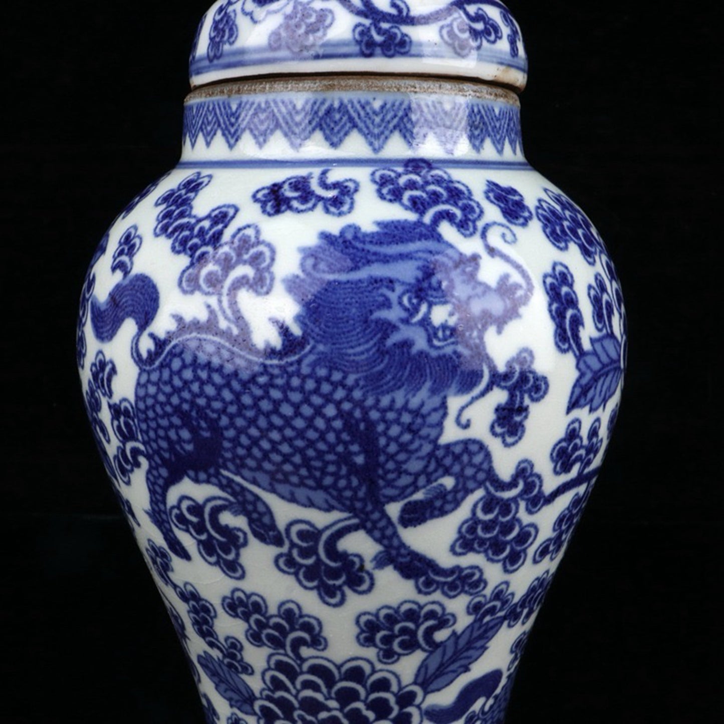 Ceramic blue and white Kirin patterned lid jar