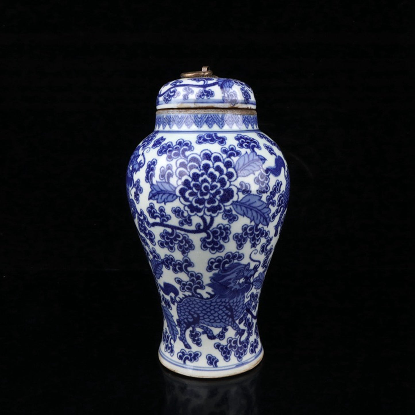 Ceramic blue and white Kirin patterned lid jar