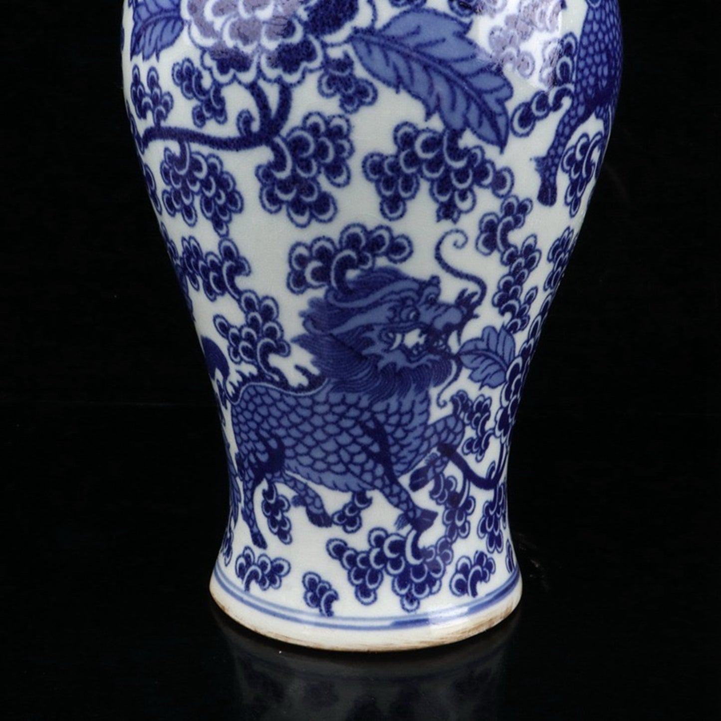 Ceramic blue and white Kirin patterned lid jar