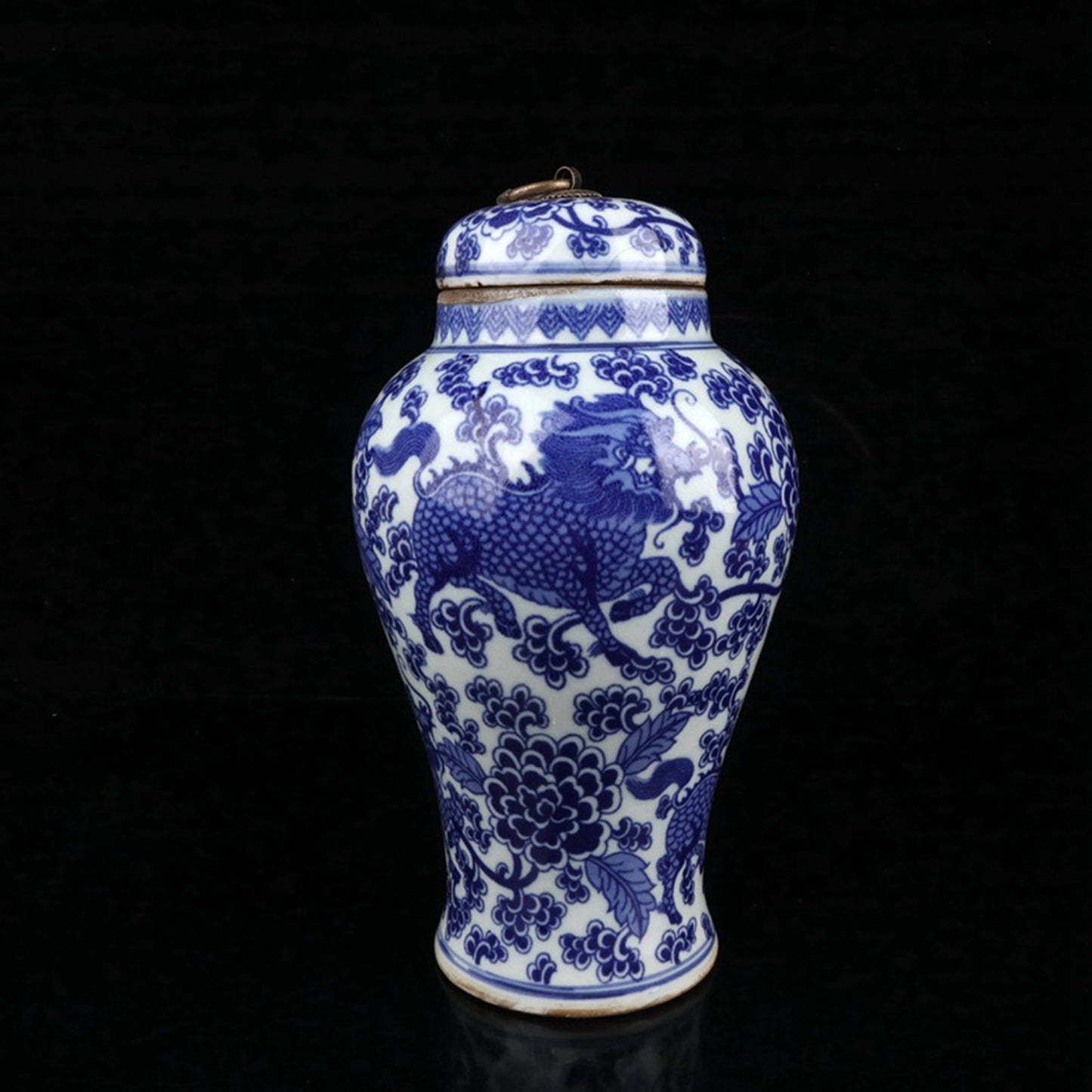 Ceramic blue and white Kirin patterned lid jar