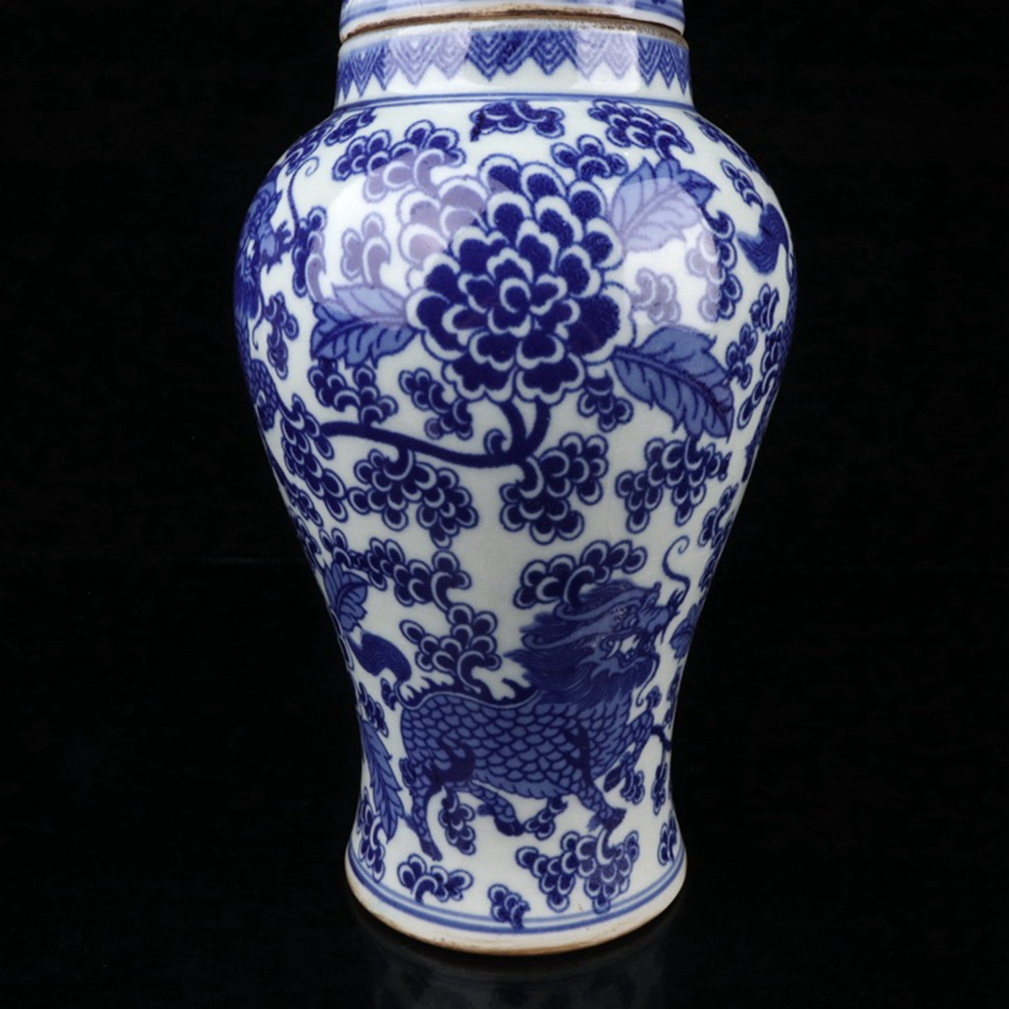 Ceramic blue and white Kirin patterned lid jar