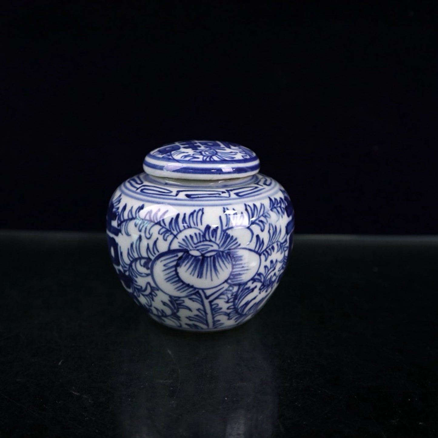Ceramic blue and white double happiness entangled branch lotus patterned lid jar