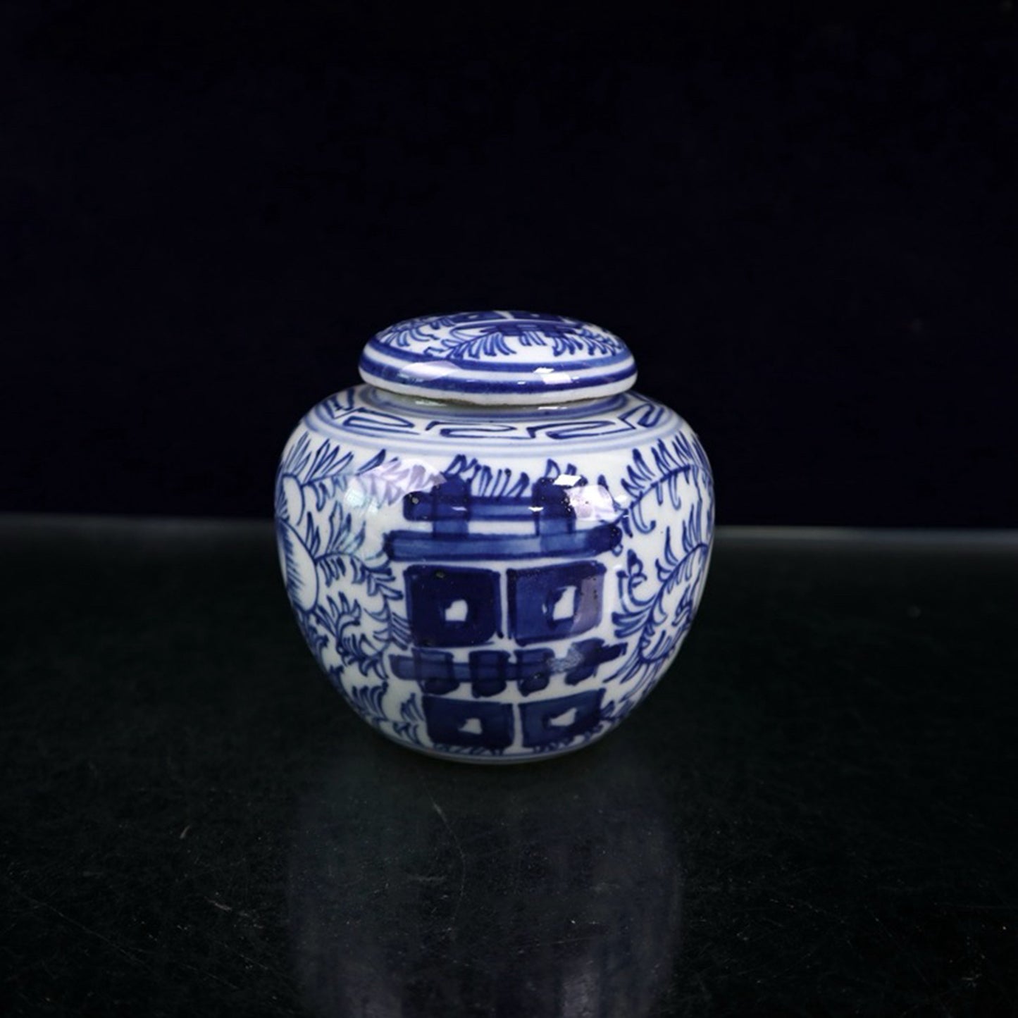 Ceramic blue and white double happiness entangled branch lotus patterned lid jar