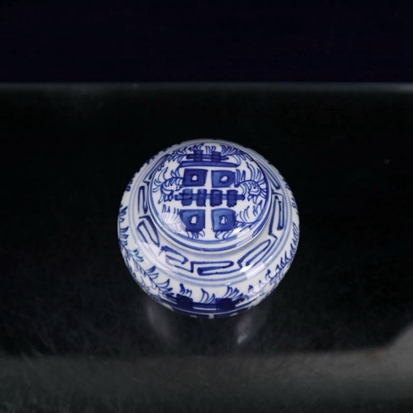 Ceramic blue and white double happiness entangled branch lotus patterned lid jar