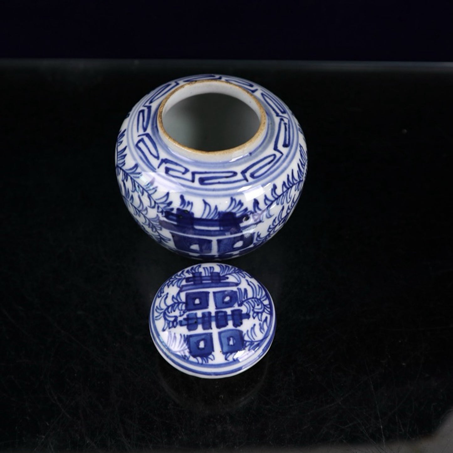 Ceramic blue and white double happiness entangled branch lotus patterned lid jar