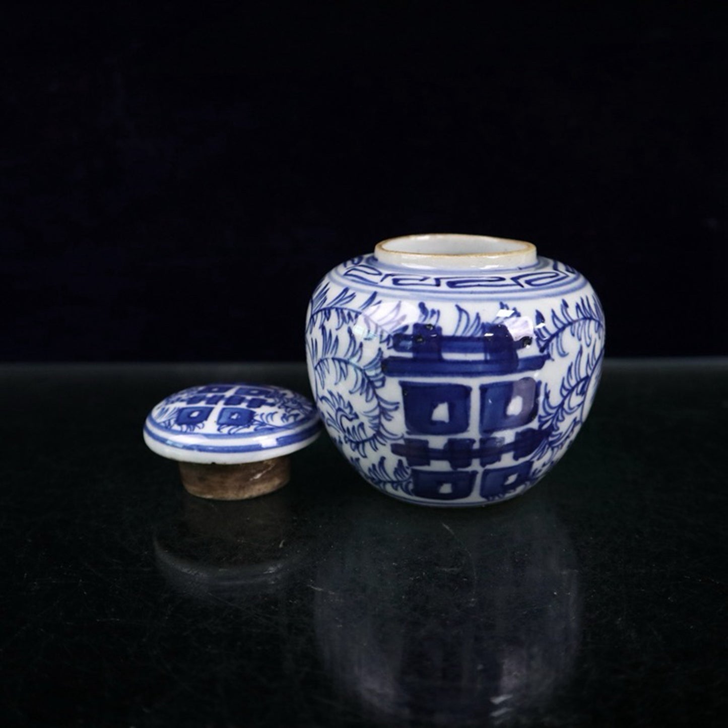 Ceramic blue and white double happiness entangled branch lotus patterned lid jar