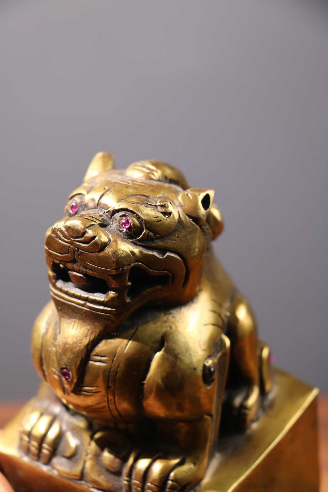 Old yellow copper inlaid gemstones [Prosperous Pixiu]