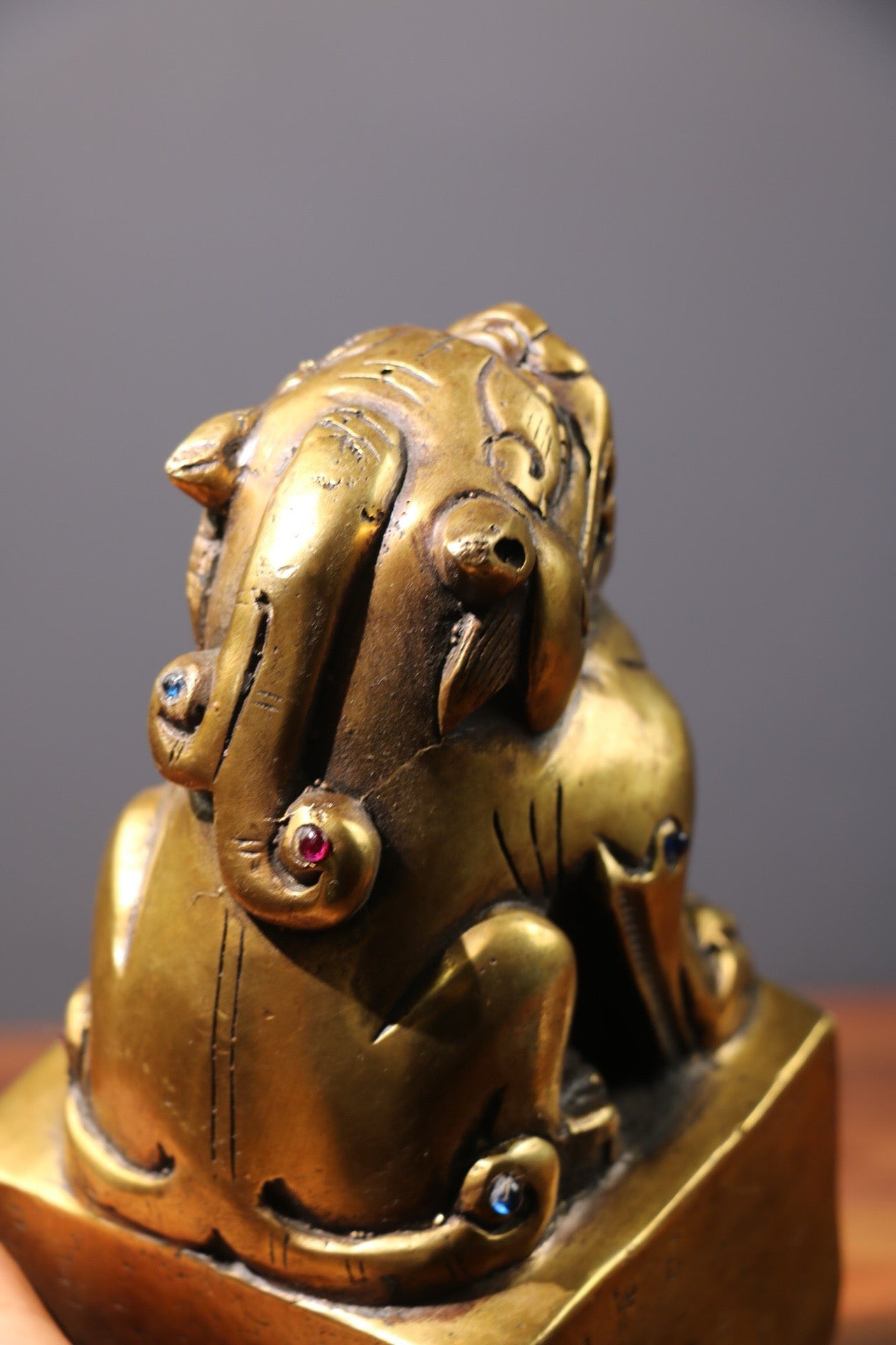 Old yellow copper inlaid gemstones [Prosperous Pixiu]