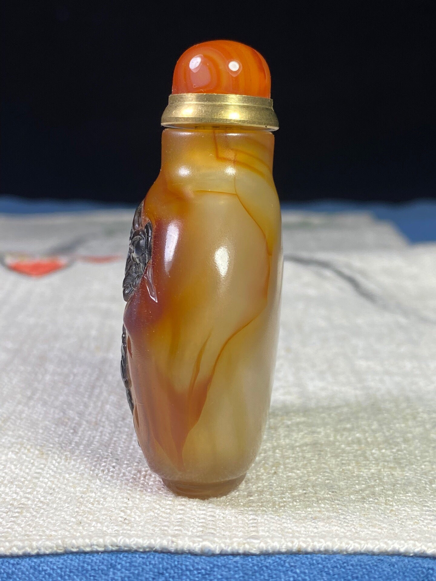 Chinese antique agate beautifully carved snuff bottle