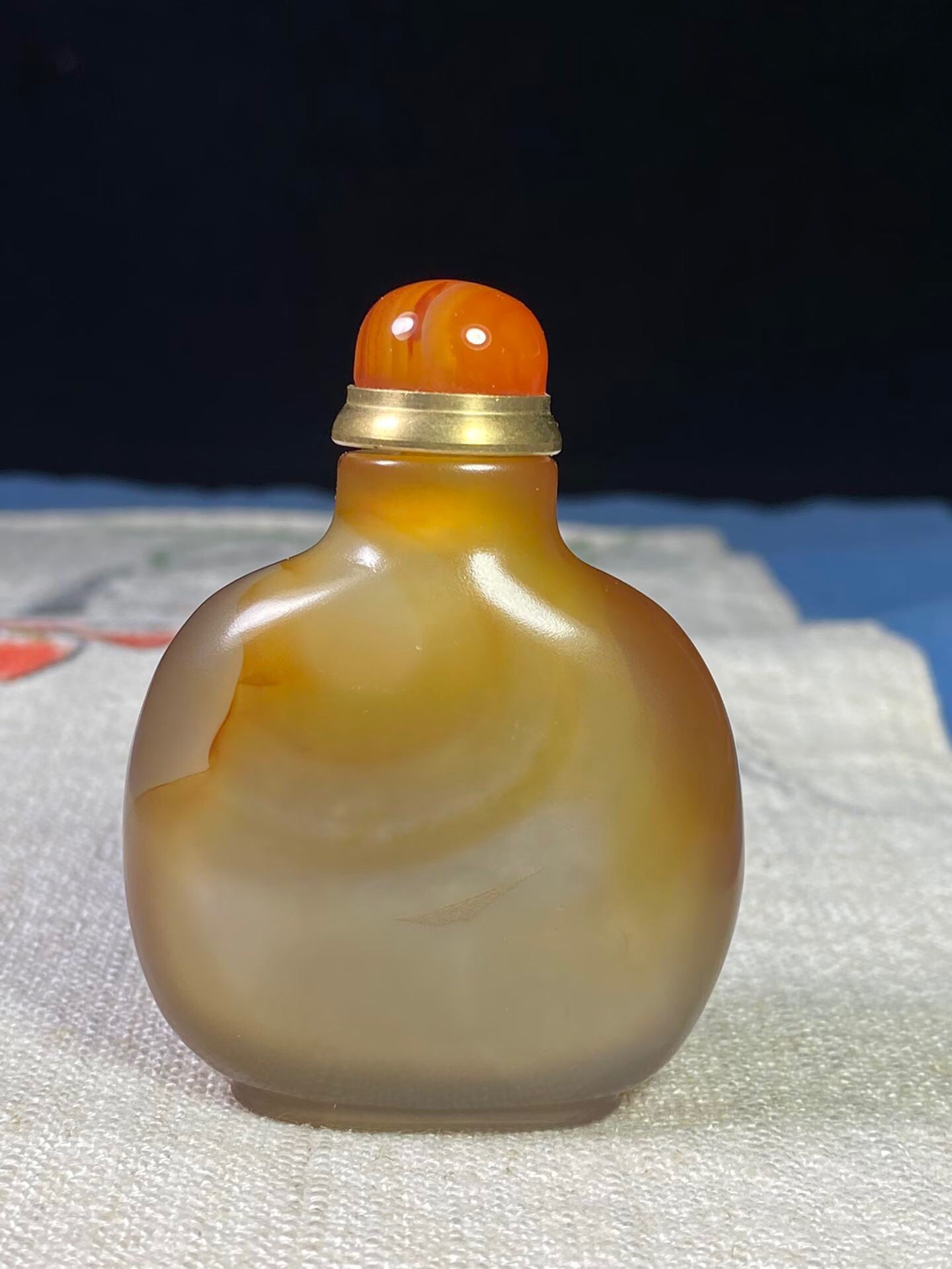 Chinese antique agate beautifully carved snuff bottle