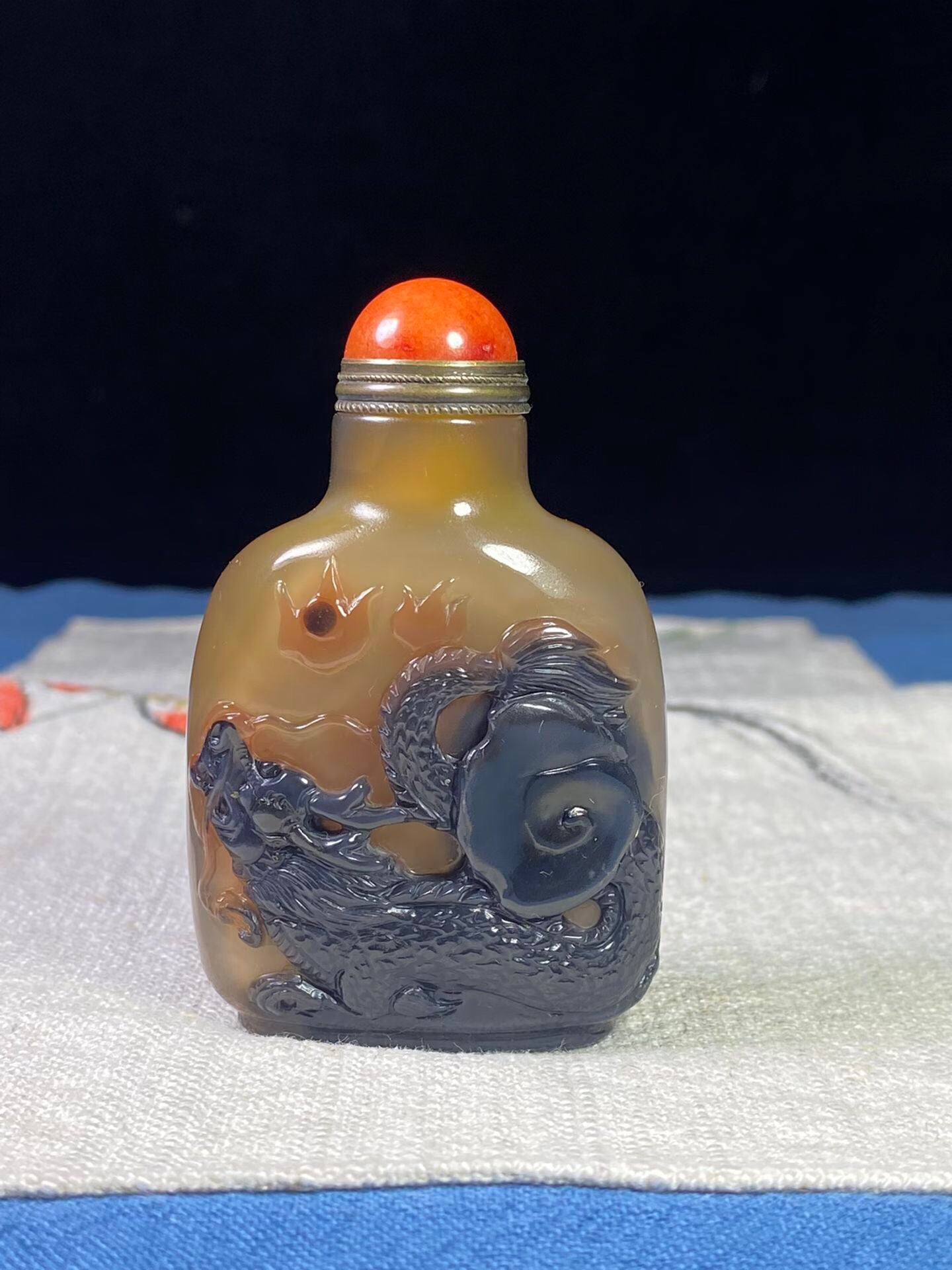 Chinese antique agate beautifully carved snuff bottle