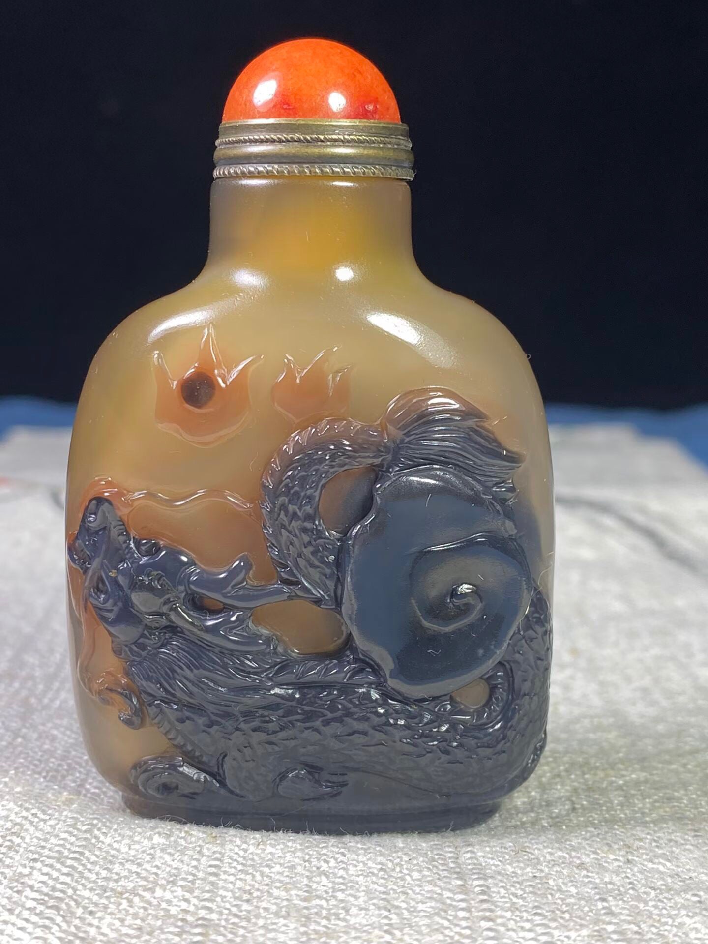 Chinese antique agate beautifully carved snuff bottle