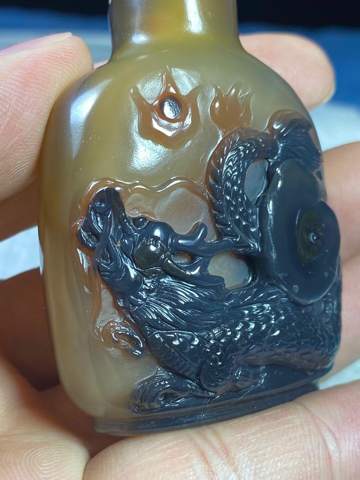 Chinese antique agate beautifully carved snuff bottle