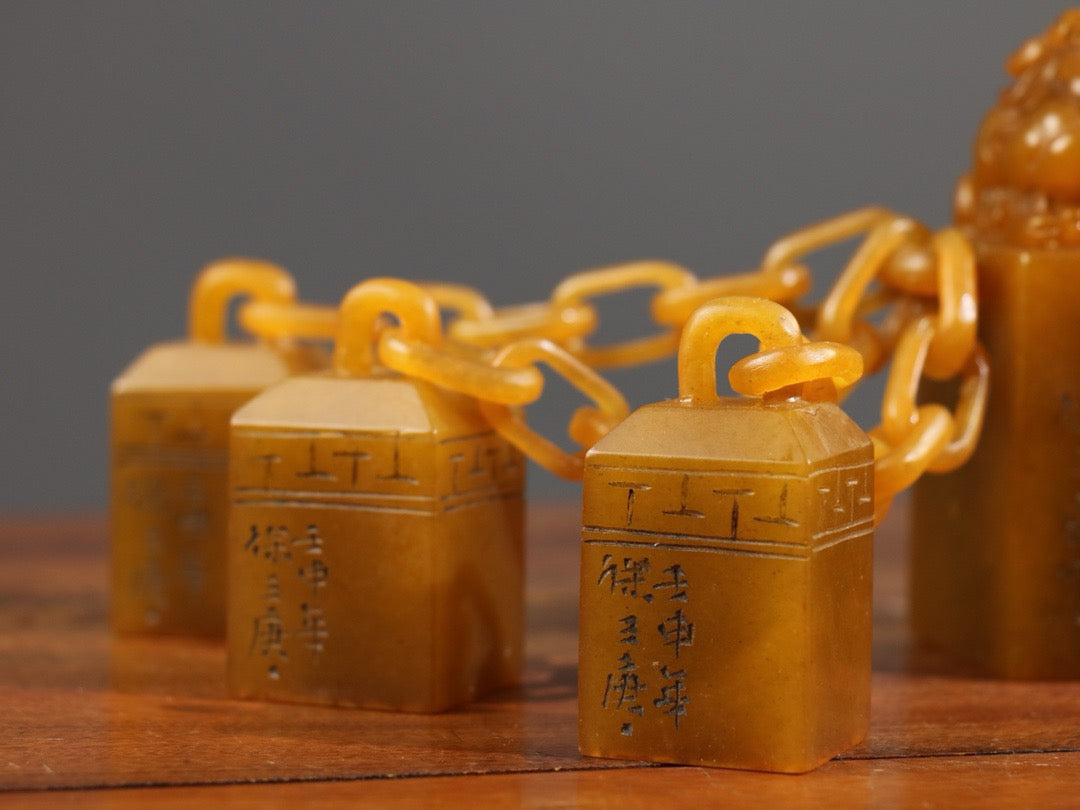 A set of Tian Huangshi Rui Beast Gu Long Seven Chain Medals