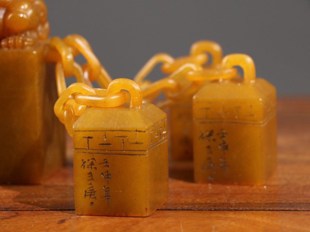 A set of Tian Huangshi Rui Beast Gu Long Seven Chain Medals