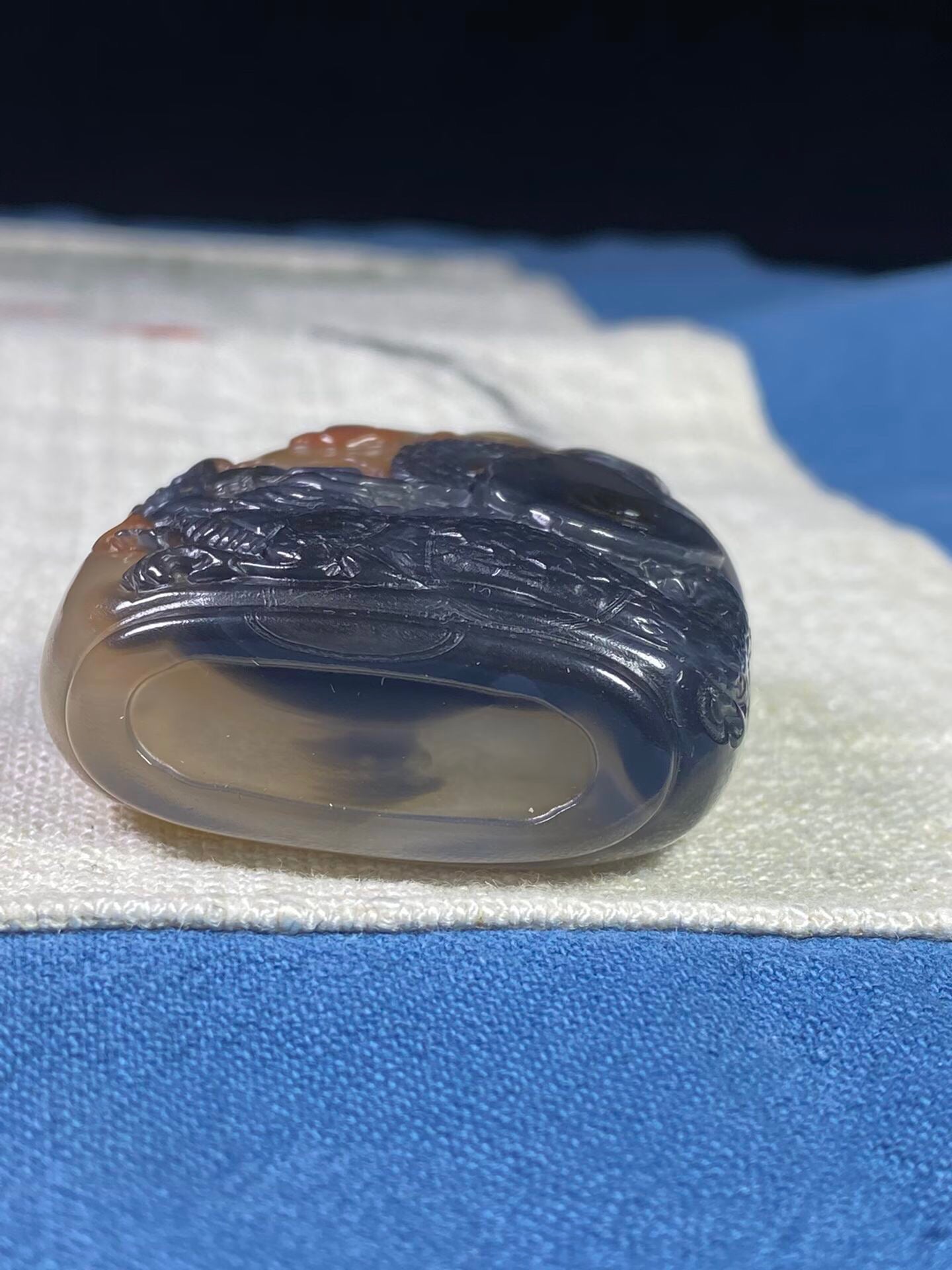 Chinese antique agate beautifully carved snuff bottle