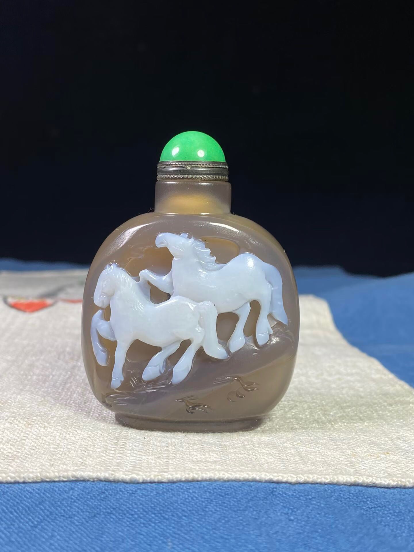 Chinese antique agate beautifully carved snuff bottle
