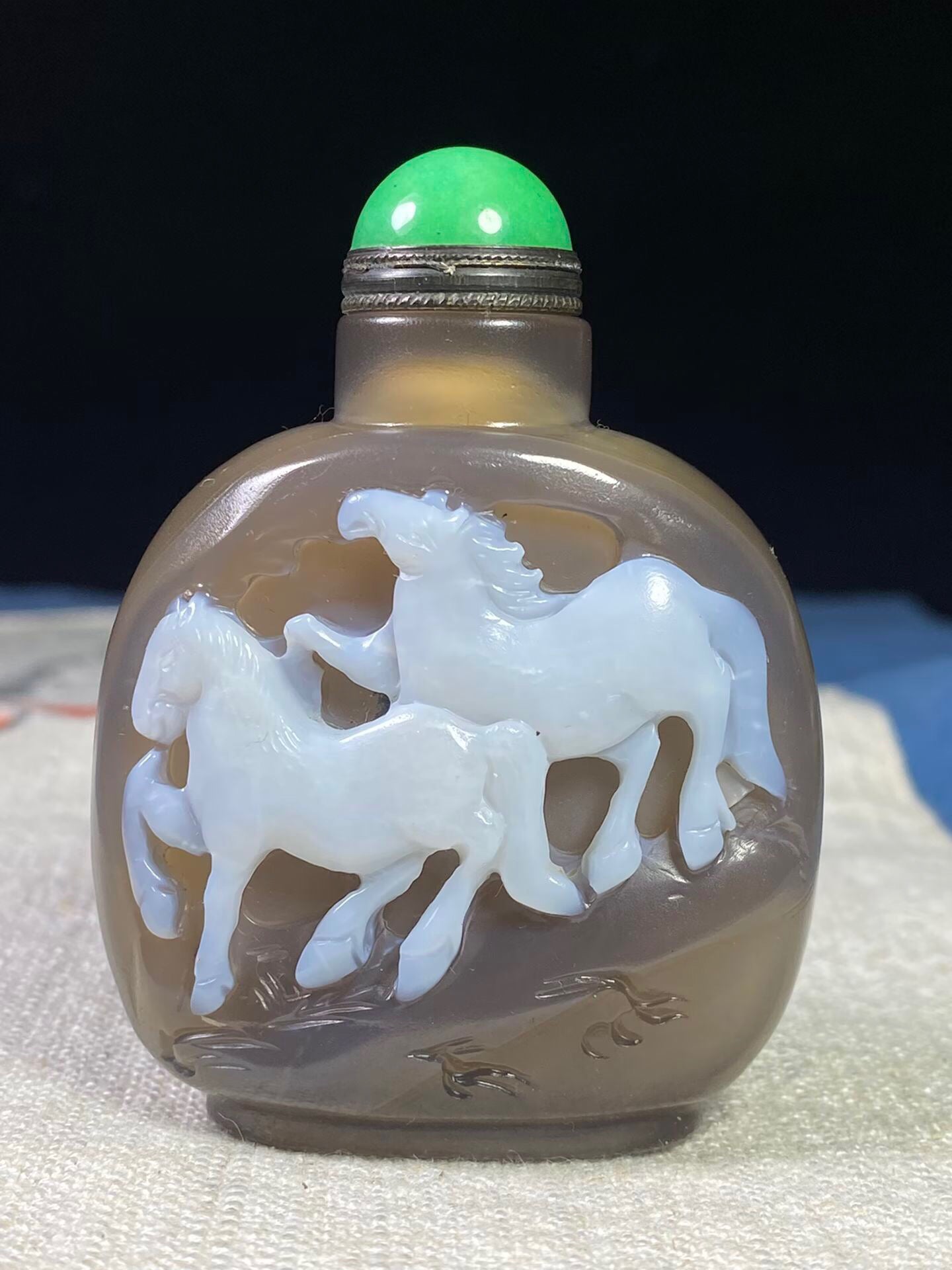 Chinese antique agate beautifully carved snuff bottle