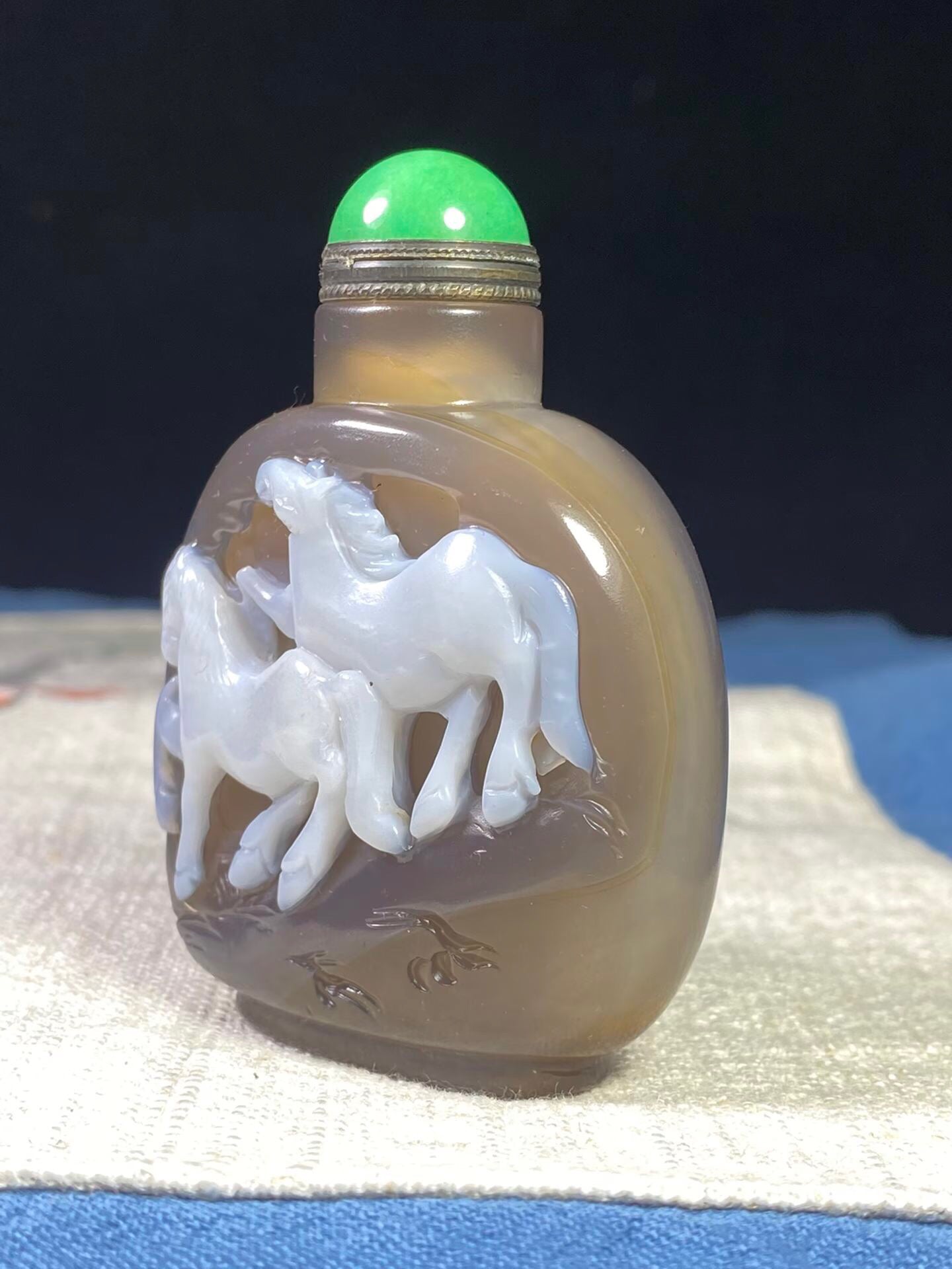 Chinese antique agate beautifully carved snuff bottle