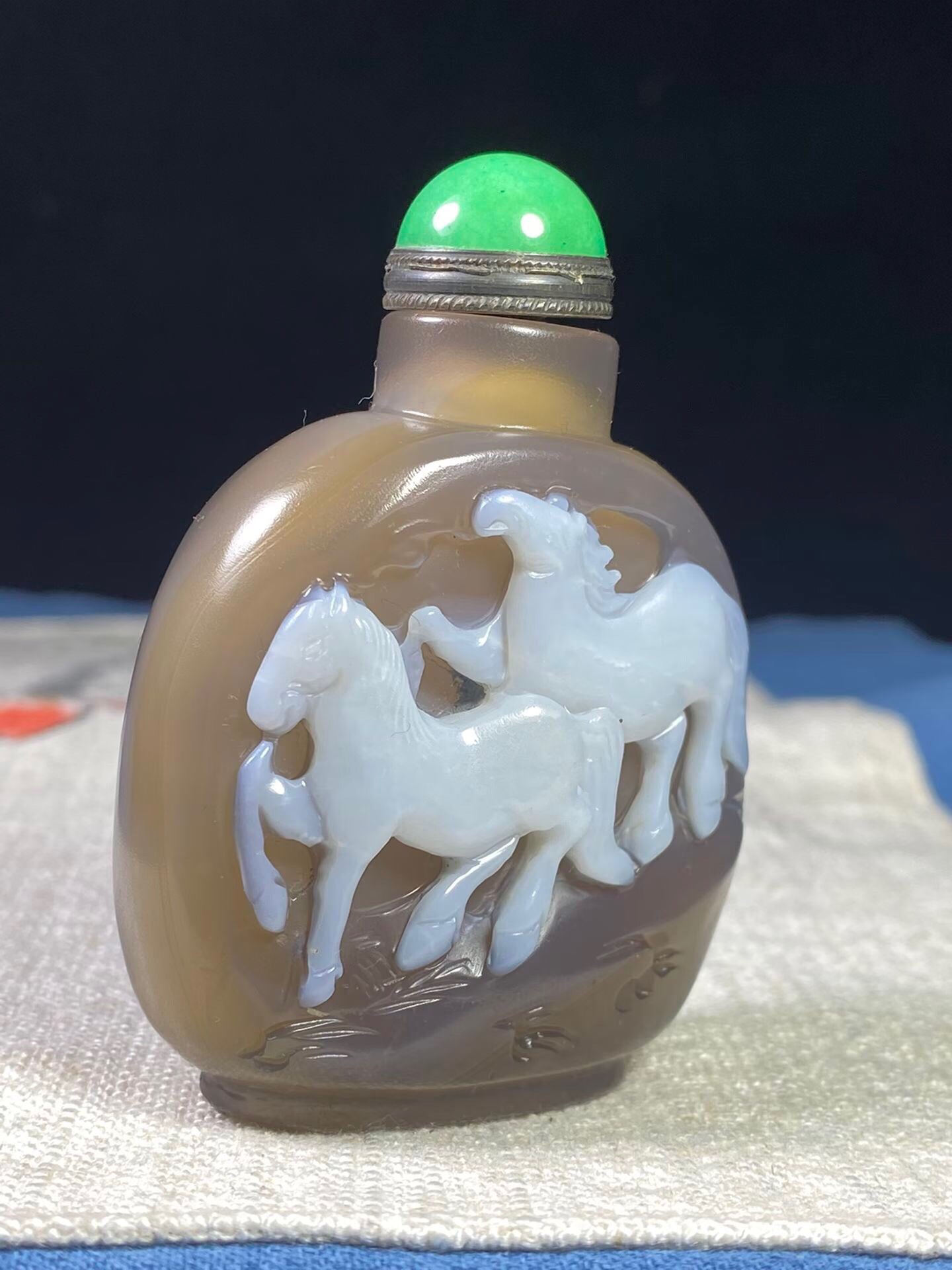 Chinese antique agate beautifully carved snuff bottle