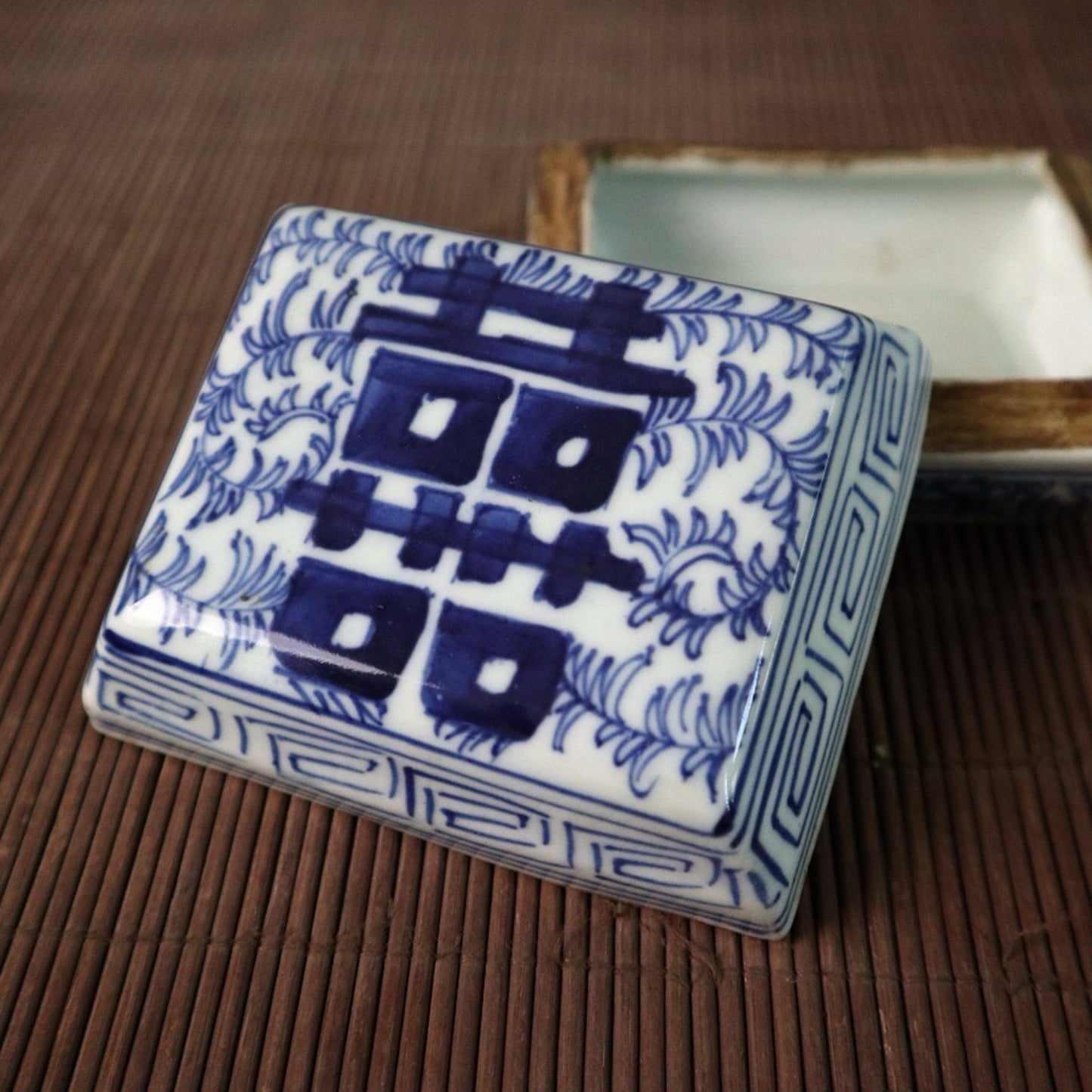Ceramic blue and white double happiness pattern square printing box
