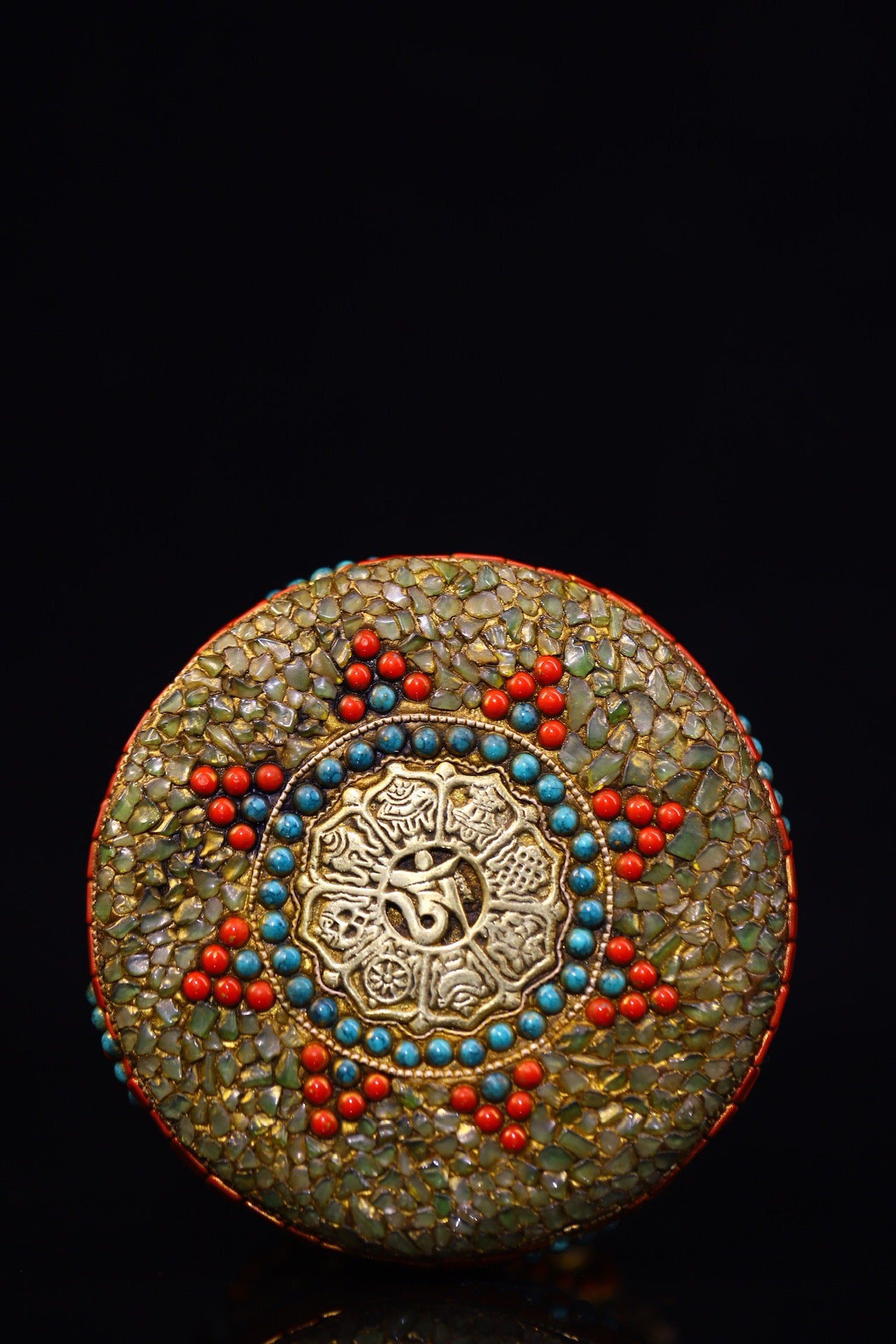 Crystal carving, inlaid with celestial beads, gemstone jar