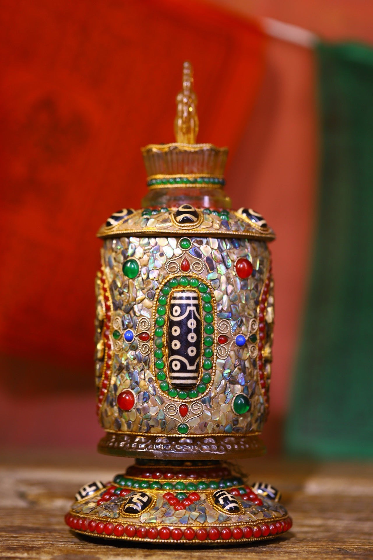 Crystal carving, inlaid with celestial beads, gemstone jar