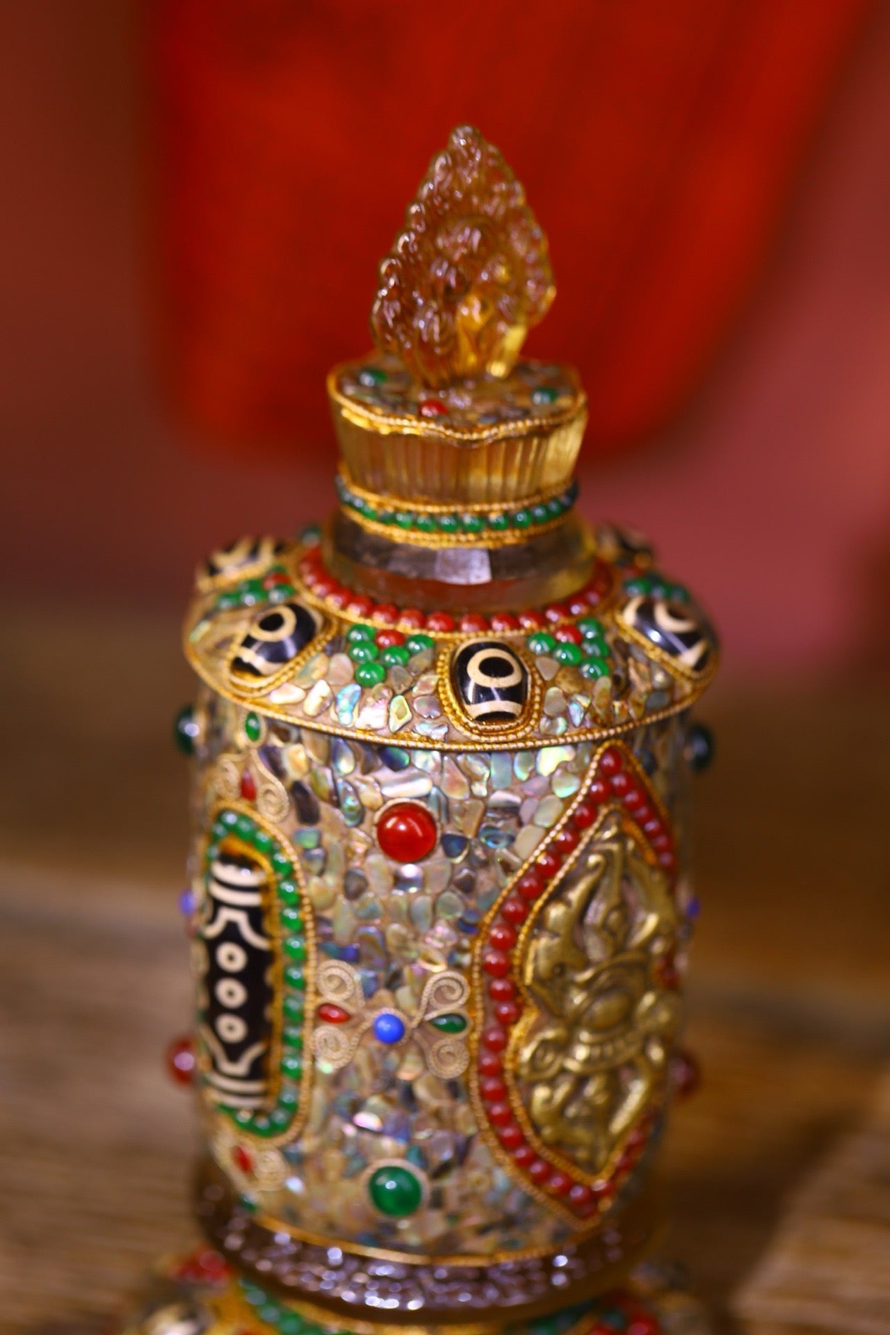 Crystal carving, inlaid with celestial beads, gemstone jar