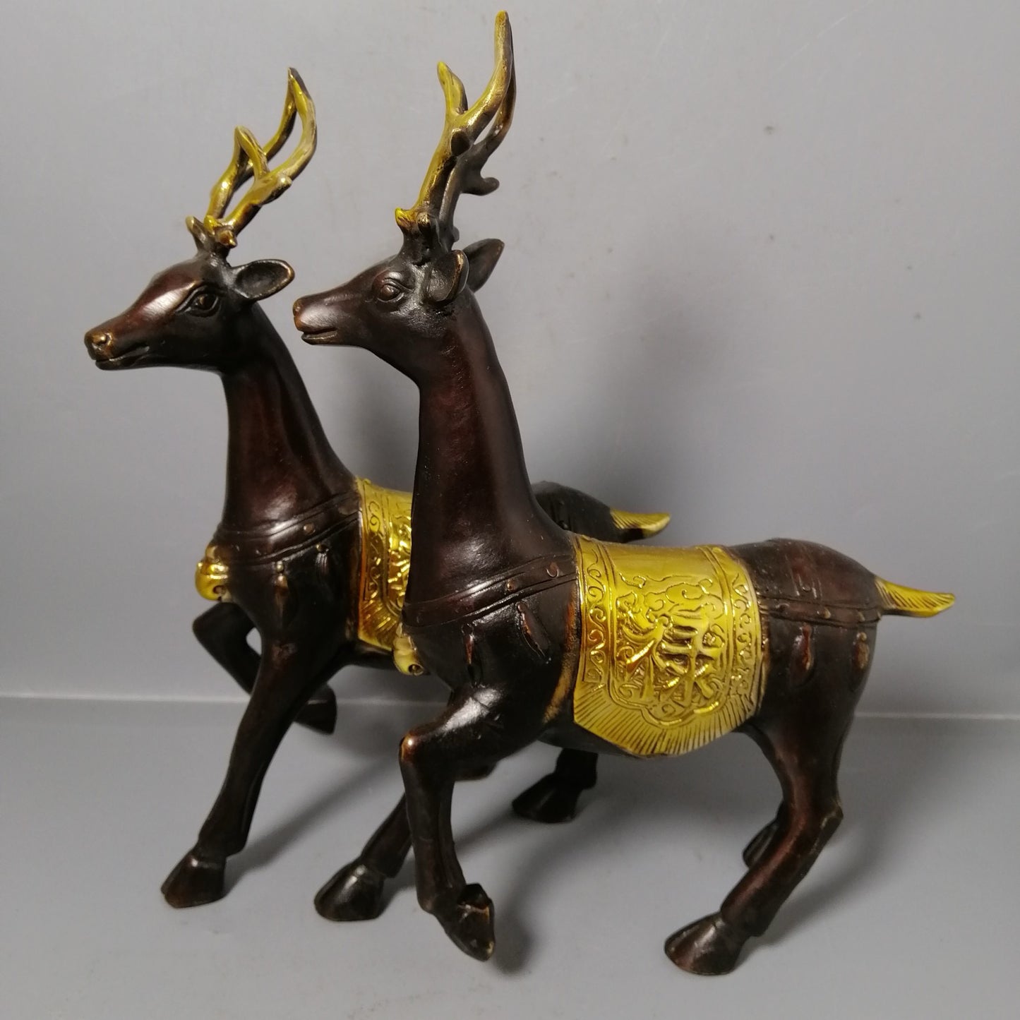 A pair of Chinese antique pure copper deer ornaments