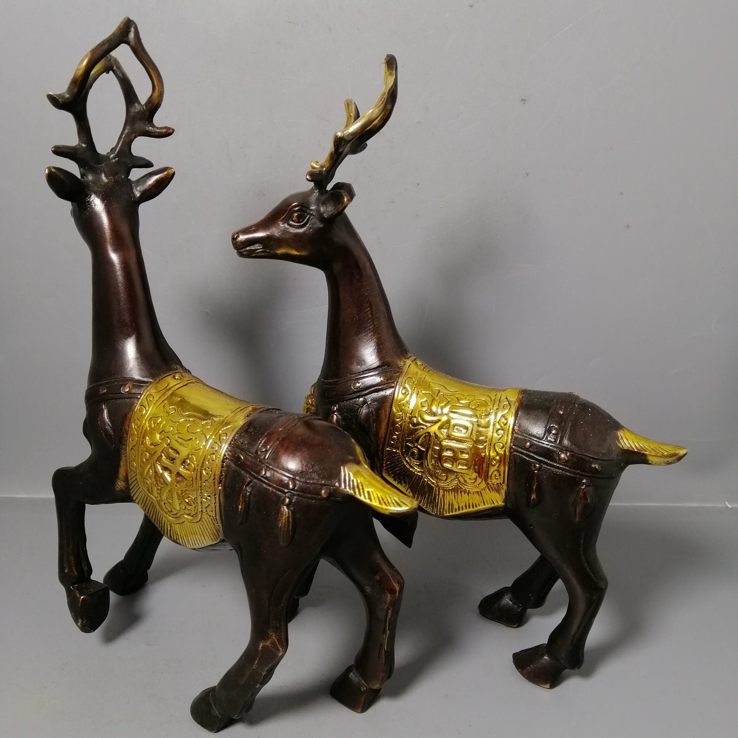 A pair of Chinese antique pure copper deer ornaments